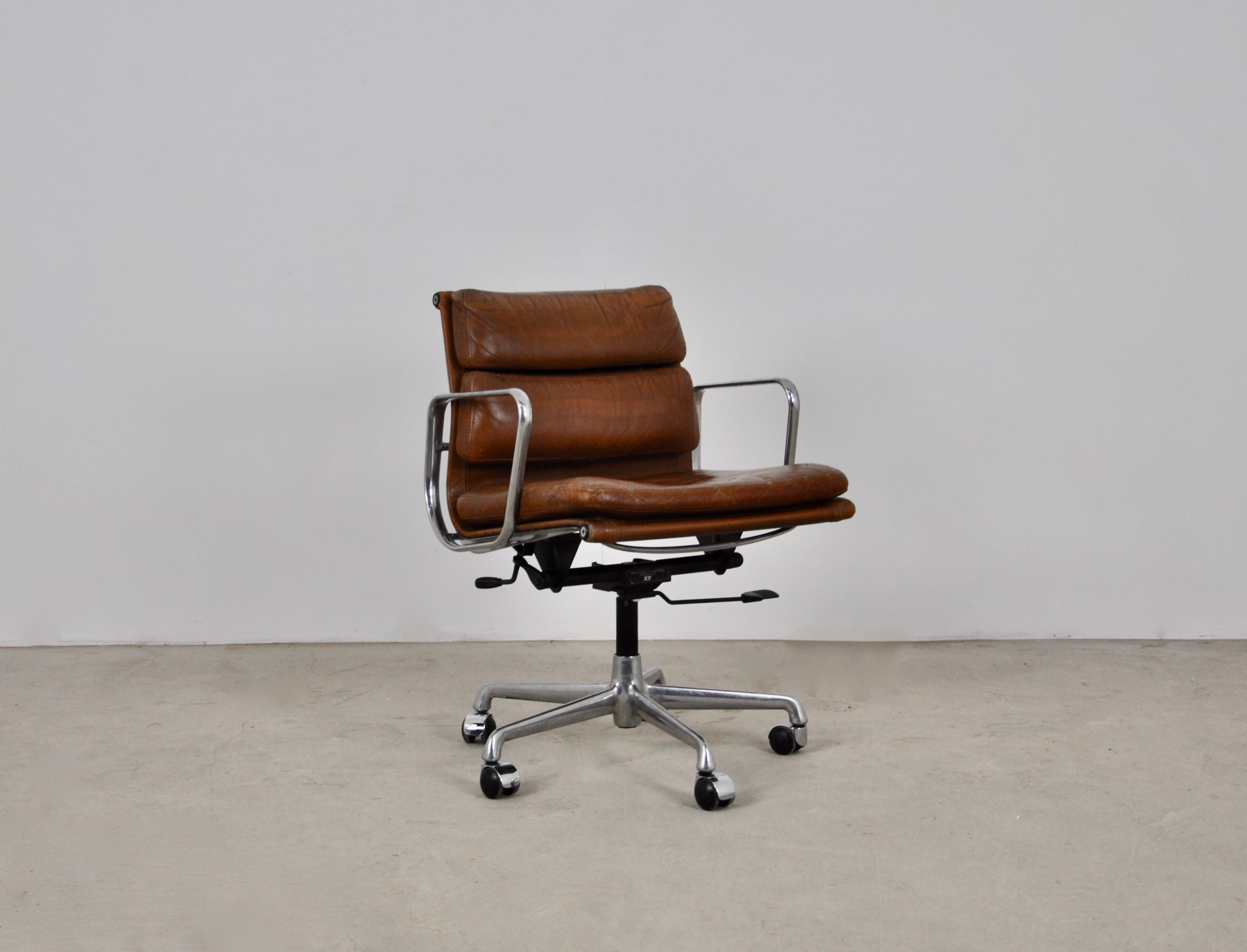Brown leather and aluminium armchair. Stamped ICF. Height and tilt adjustable. Maximum height: 92 cm, minimum: 81 cm. Maximum seat height: 62 cm, minimum: 51 cm. Wear due to time and age of the chair.