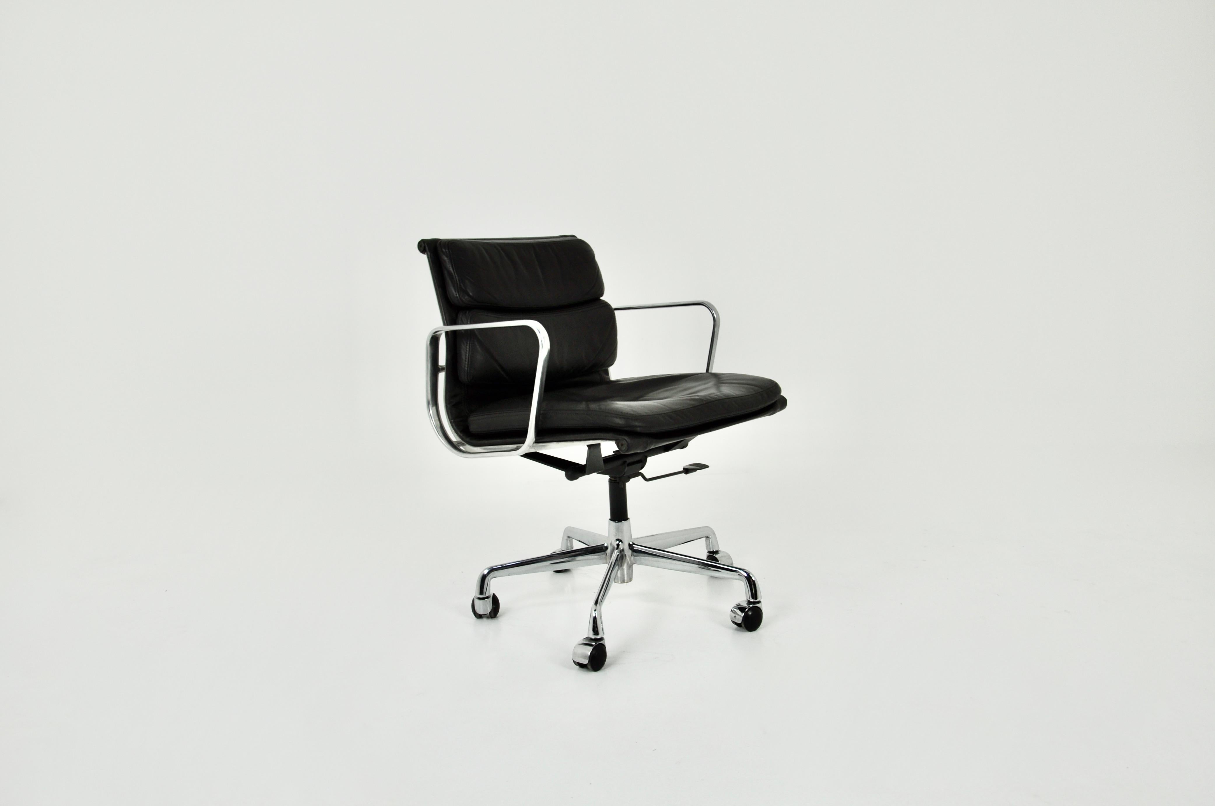 Black leather and aluminium chair. Stamped ICF. Height adjustable. Maximum height: 92 cm, minimum: 81 cm. Seat height: 48 cm. Wear due to time and age of the chair.