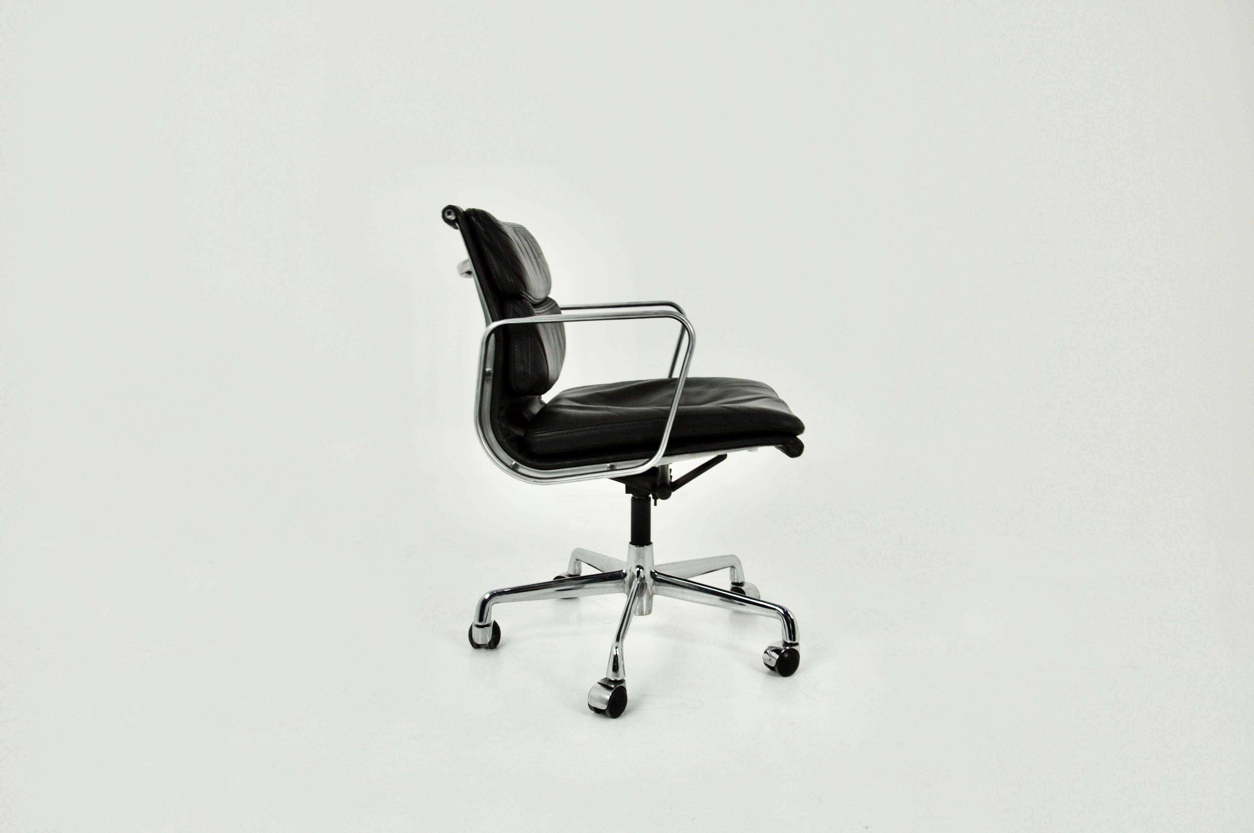 Central American EA 217 Soft Pad Chair by Charles & Ray Eames for ICF, 1970s