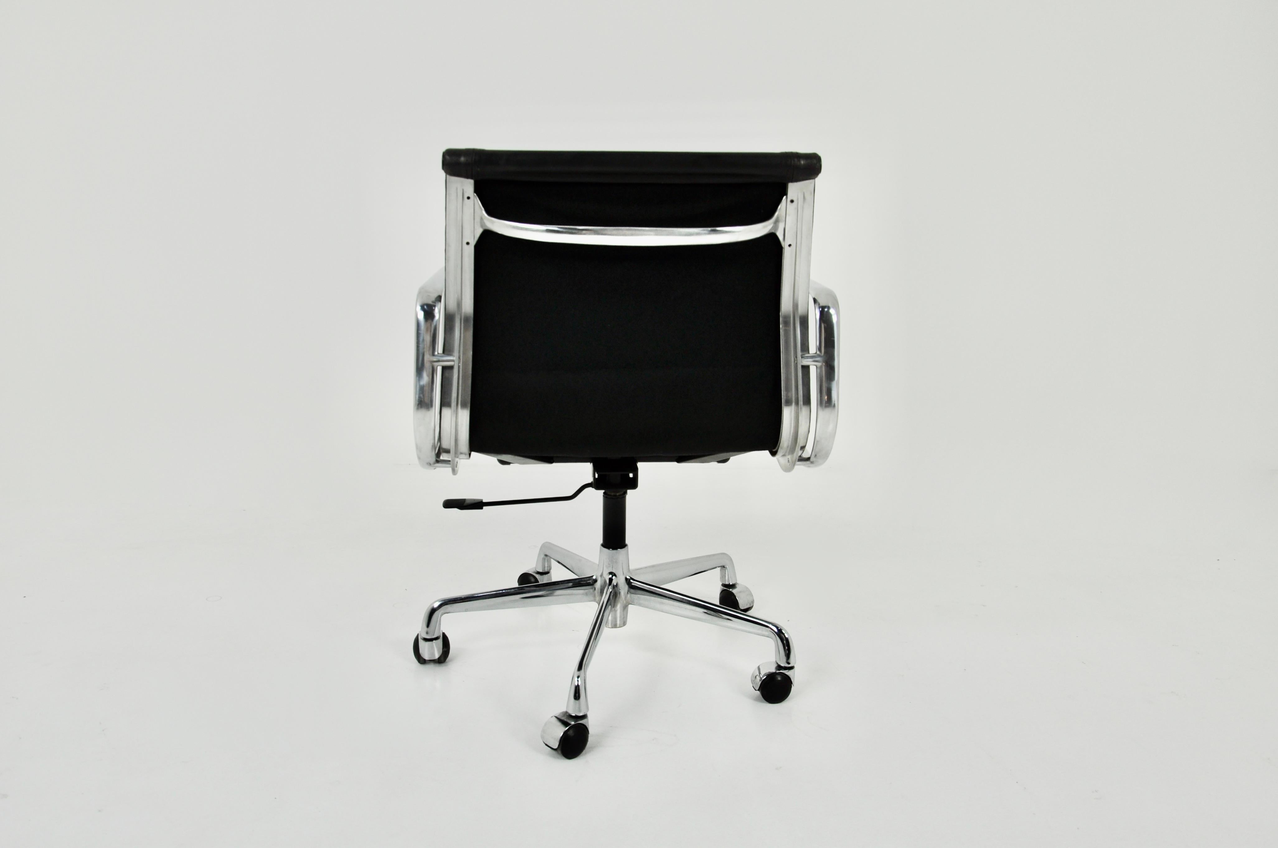 EA 217 Soft Pad Chair by Charles & Ray Eames for ICF, 1970s In Good Condition In Lasne, BE