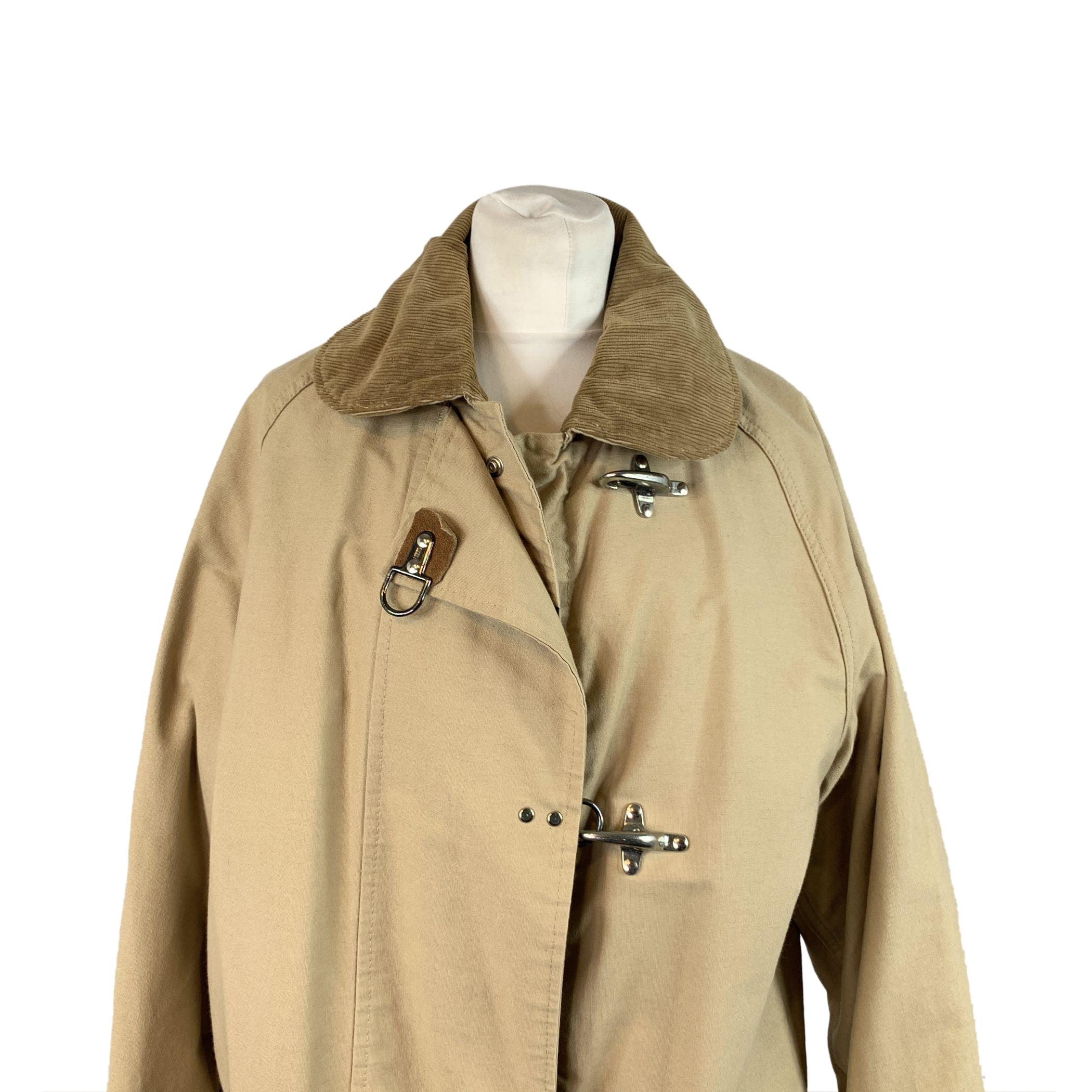 Entra in un pezzo di storia con il cappotto EA Fay Hook, un vero gioiello vintage degli anni Settanta. Originariamente indossato dai vigili del fuoco, questo cappotto robusto e funzionale è tanto una testimonianza dell'artigianato classico americano