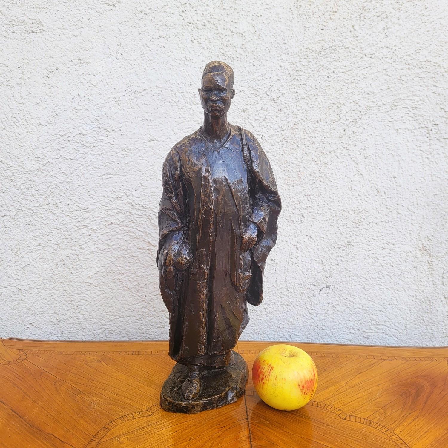 Camerunesa: bellísima escultura de bronce con pátina marrón firmada EA Leroy  

Emile Leroy es un artista itinerante: en 1923, entra en el taller de Jean Boucher en la Escuela de Bellas Artes de París.  
De esta formación, conservó el gusto pero