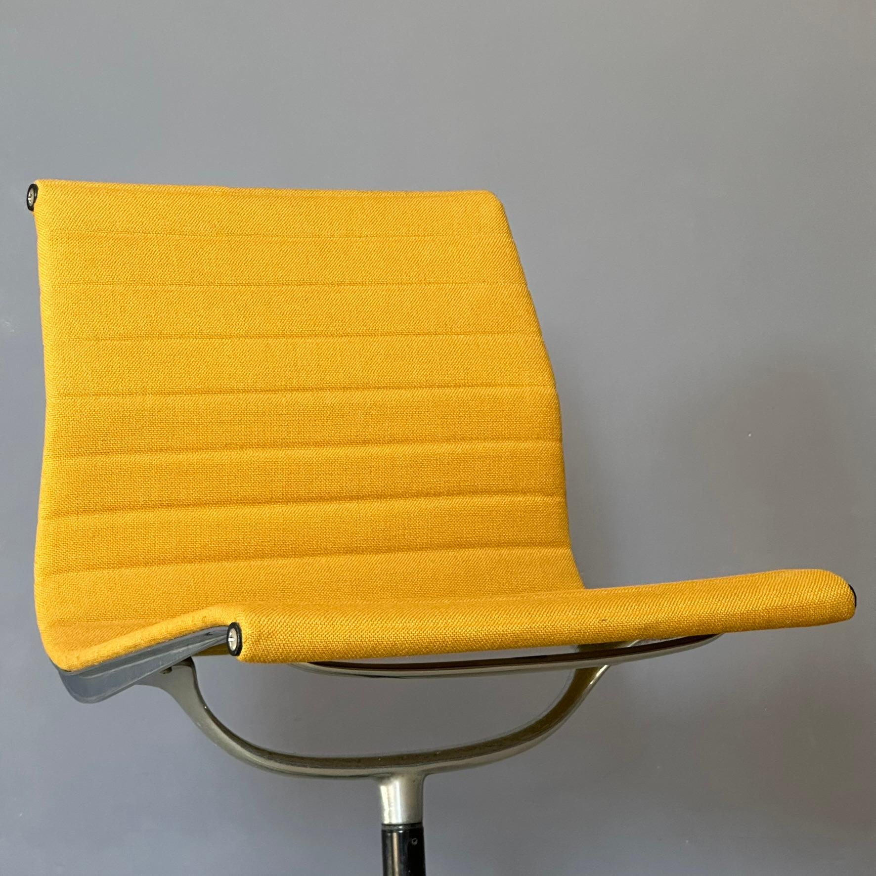 American EA105 yellow chair design by Charles Eames for Herman Miller, 1960s swivel seat For Sale