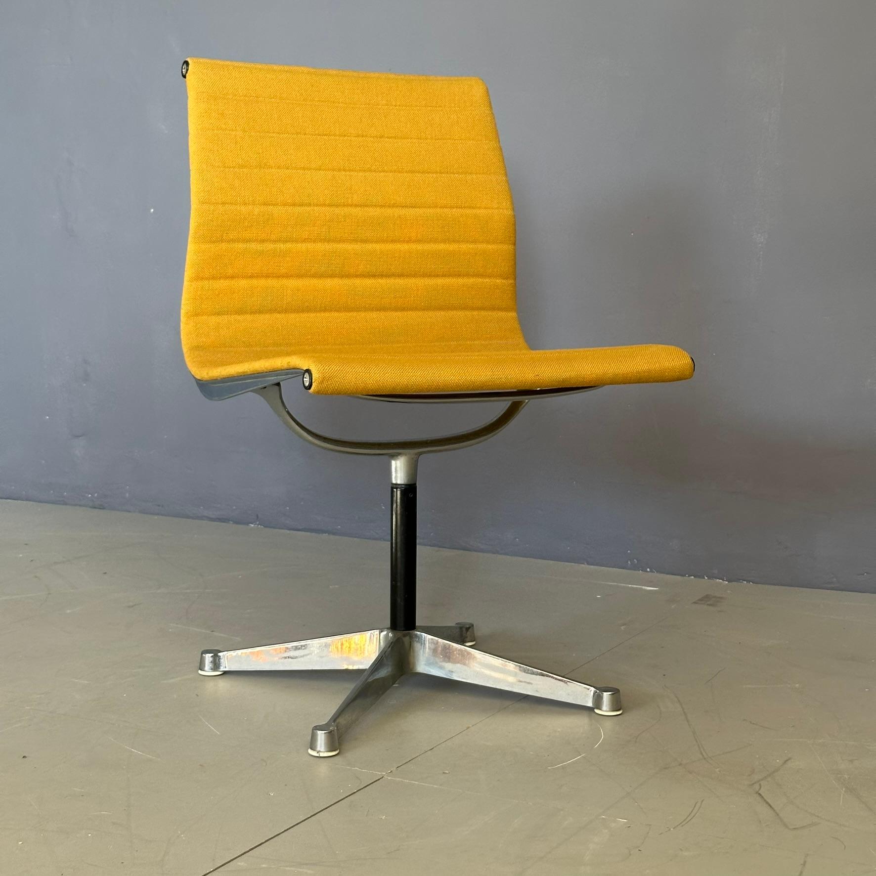 EA105 yellow chair design by Charles Eames for Herman Miller, 1960s swivel seat In Good Condition For Sale In Milan, IT