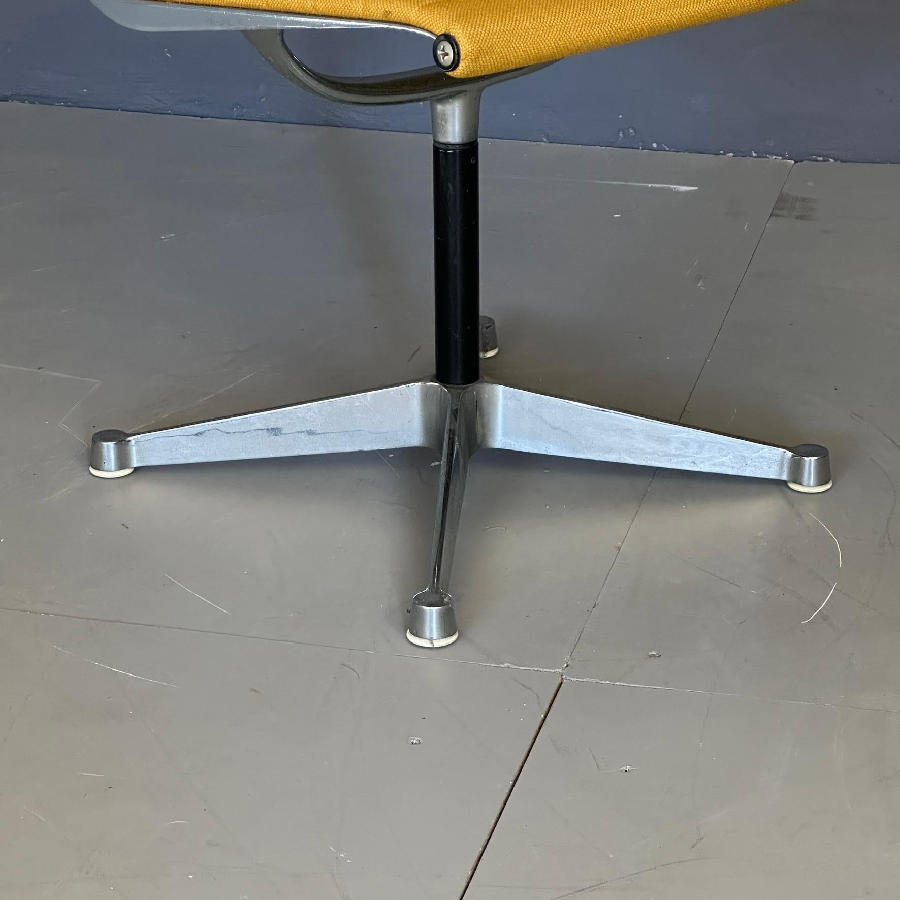 EA105 yellow chair design by Charles Eames for Herman Miller, 1960s swivel seat For Sale 1