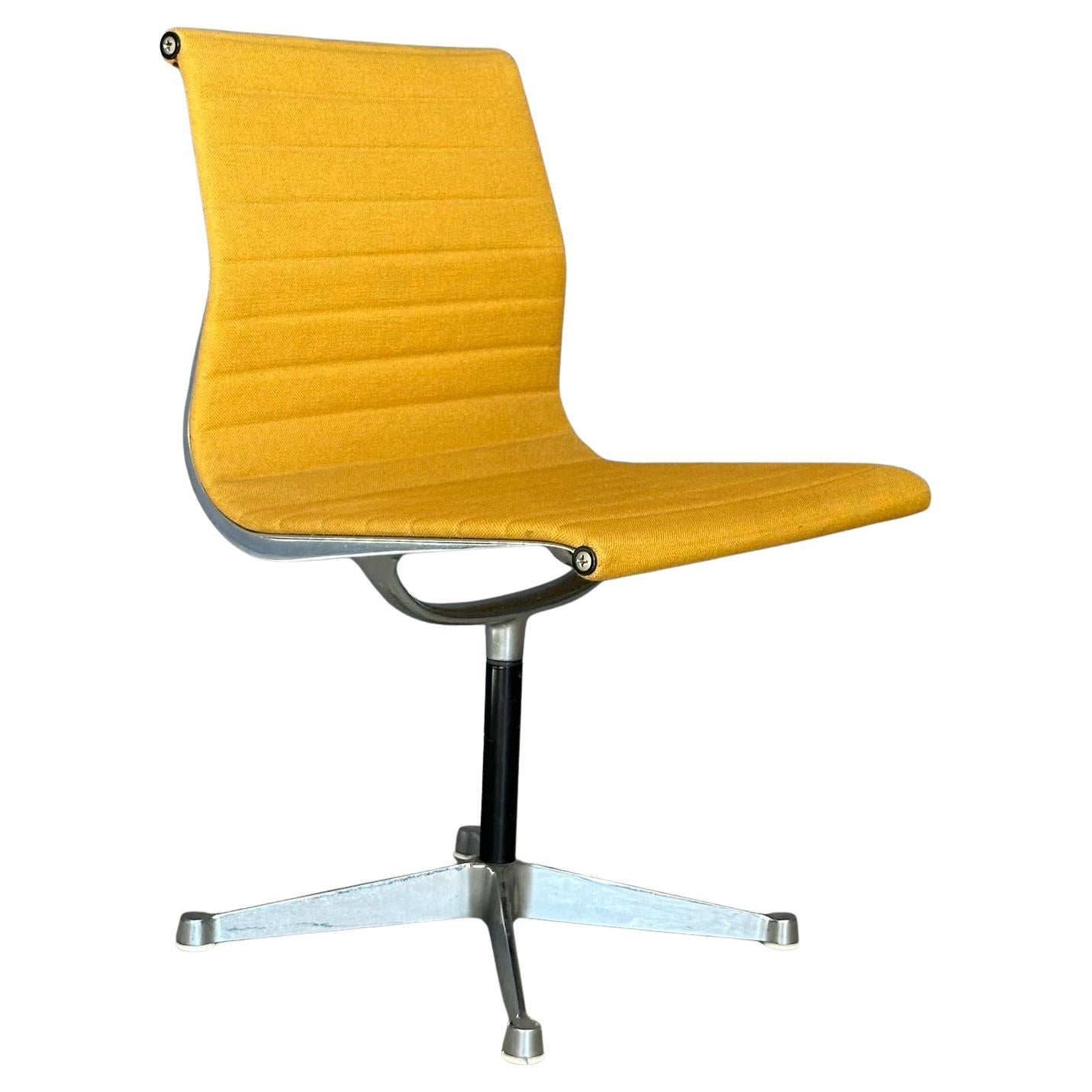 EA105 yellow chair design by Charles Eames for Herman Miller, 1960s swivel seat For Sale