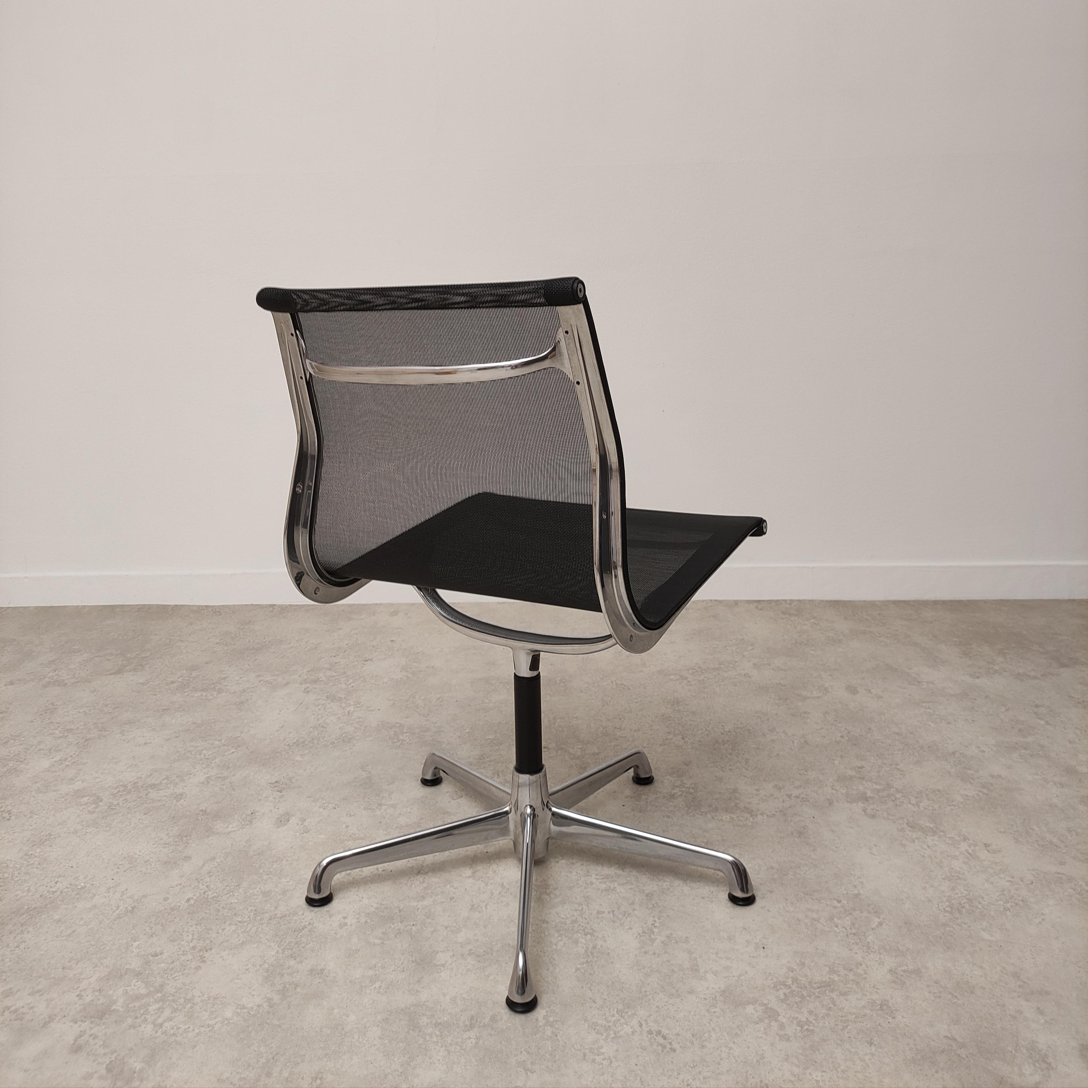 Erstaunlicher Schreibtischstuhl Ea107 von Charles Eames.
Diese frühe ICF-Produktion ist die einzige, die von der Hermann Miller Gruppe lizenziert wurde, so dass die Details perfekt sind, wie das amerikanische Modell.
Dieser Stuhl ist in perfektem