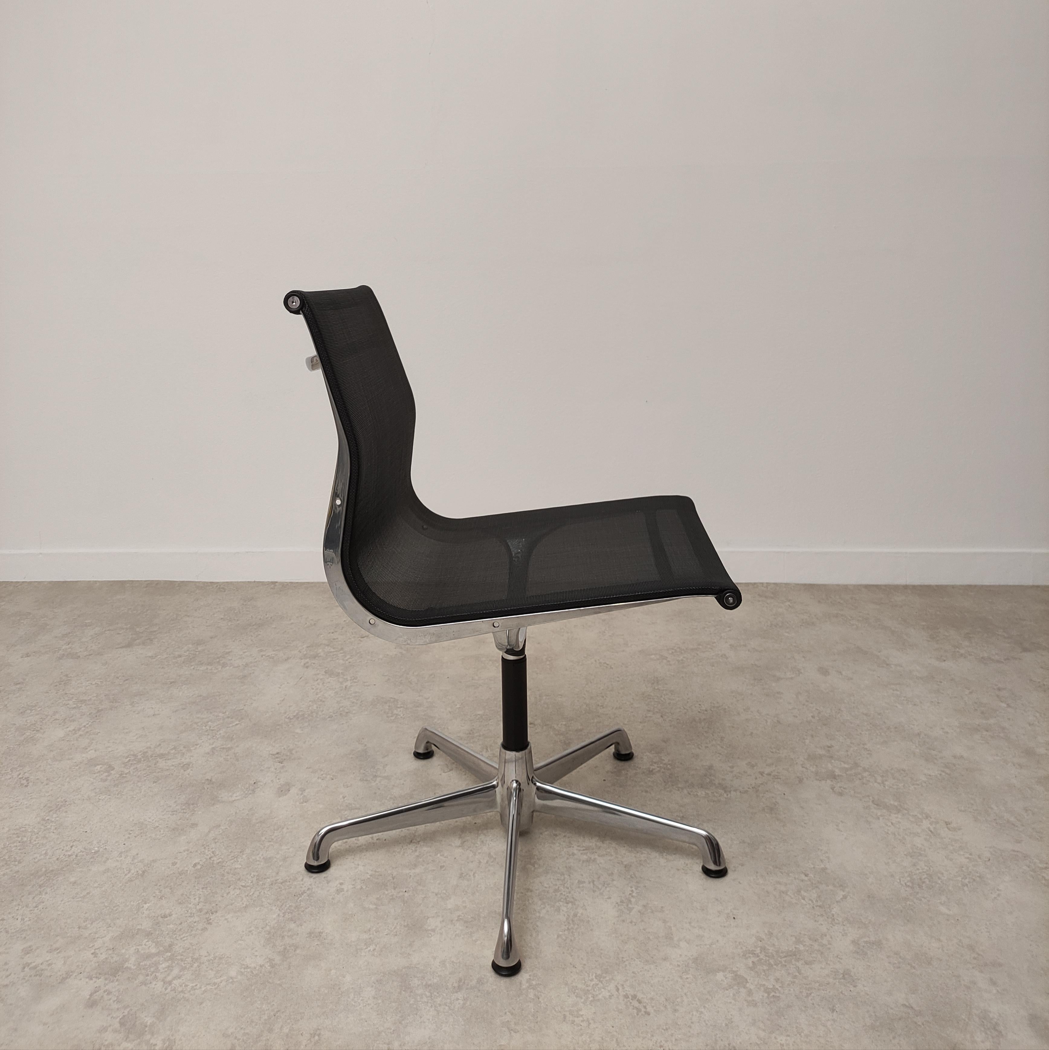 Mid-Century Modern EA107 Charles & Ray Eames ICF desk chair For Sale