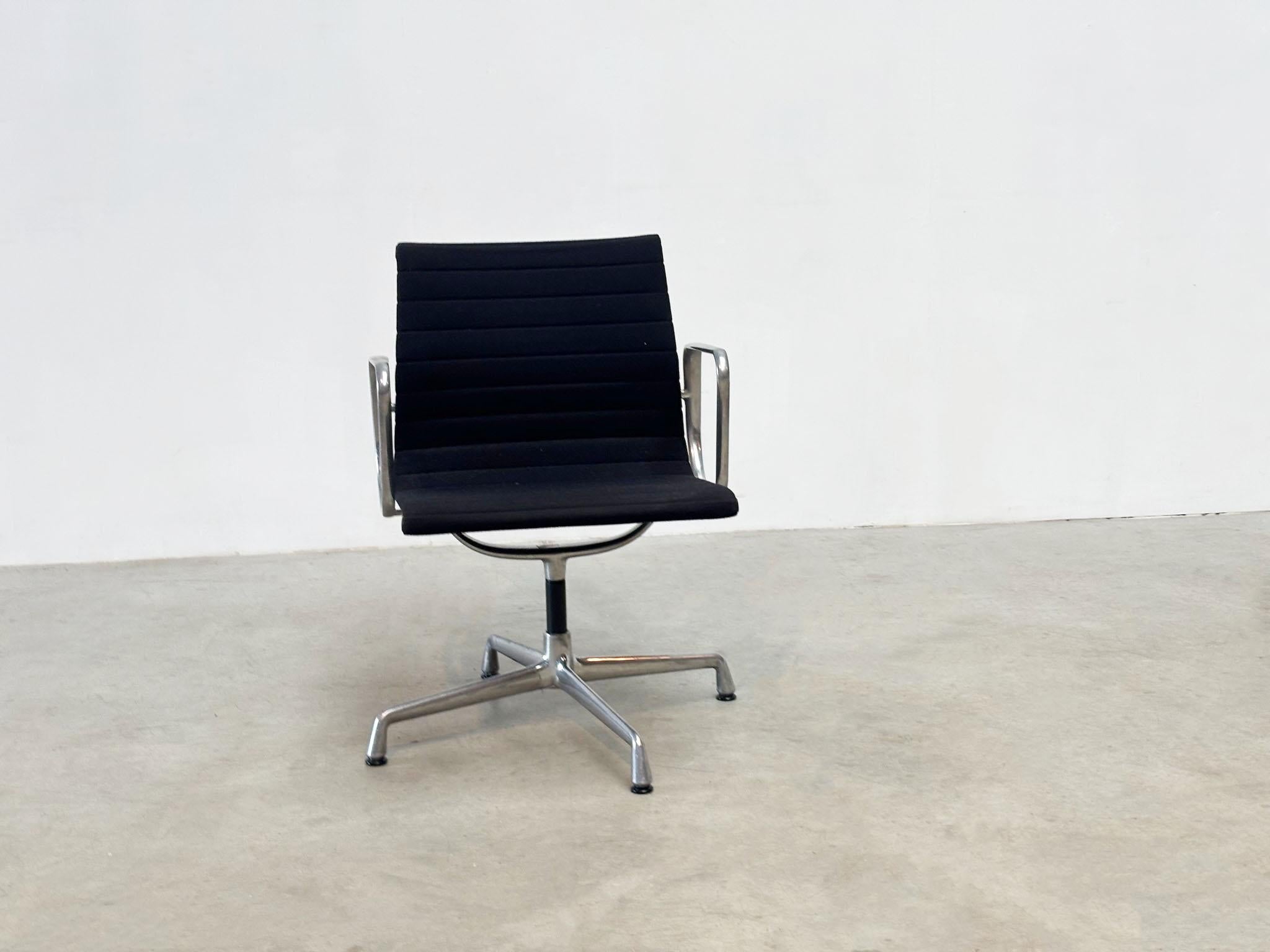 Iconica sedia da scrivania EA108 degli anni '80 di Charles and Ray Eames per Vitra, caratterizzata dall'intramontabile design a telaio in alluminio di Vitra.
Rivestita in resistente tessuto Hopsak nero, offre un comfort eccezionale e una qualità