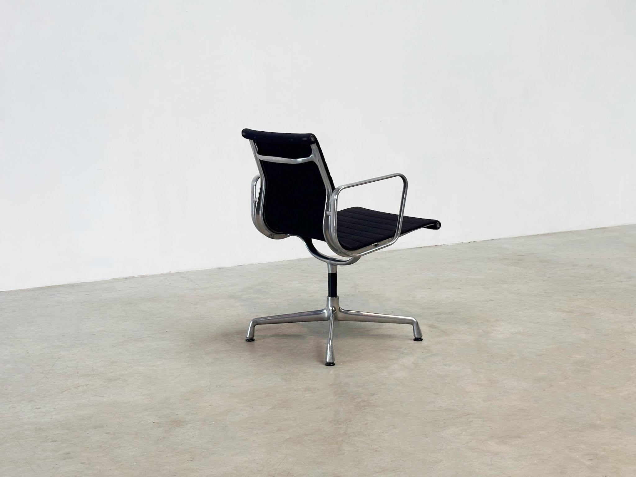 Sedia da scrivania EA108 di Charles and Ray Eames per Vitra in vendita 2