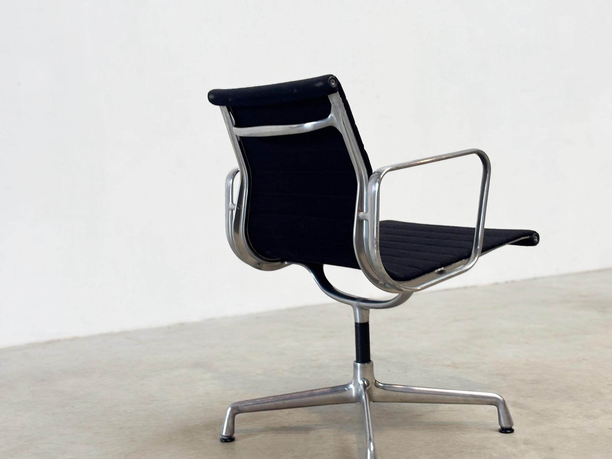 Sedia da scrivania EA108 di Charles and Ray Eames per Vitra in vendita 3
