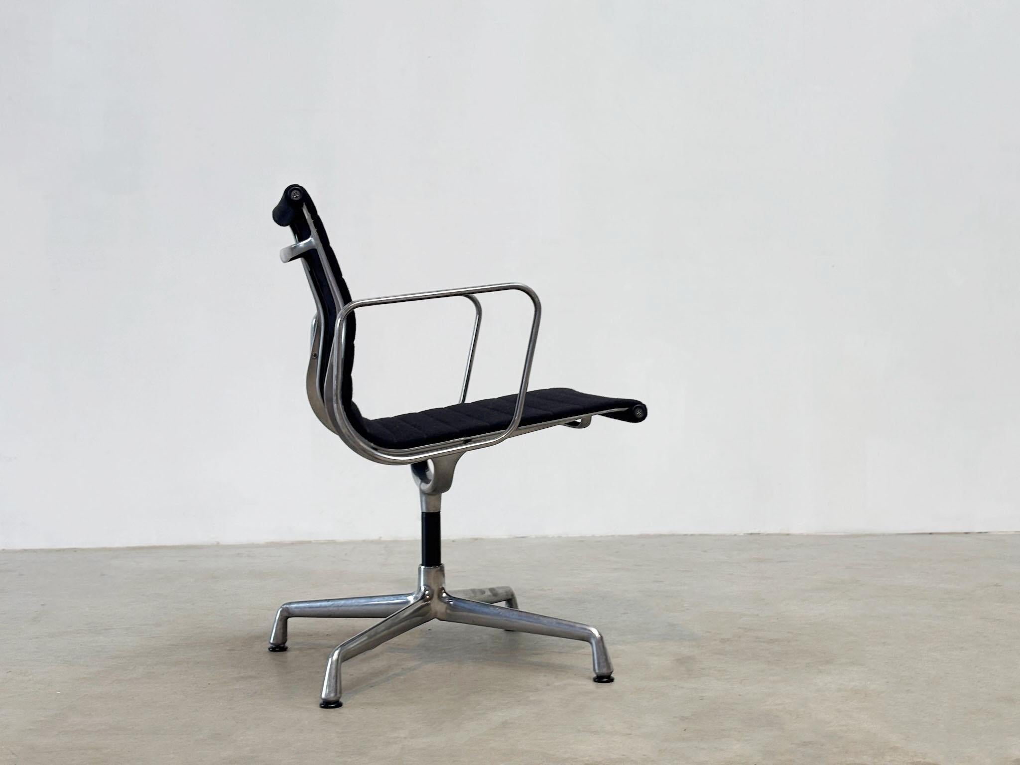 Sedia da scrivania EA108 di Charles and Ray Eames per Vitra in vendita 4