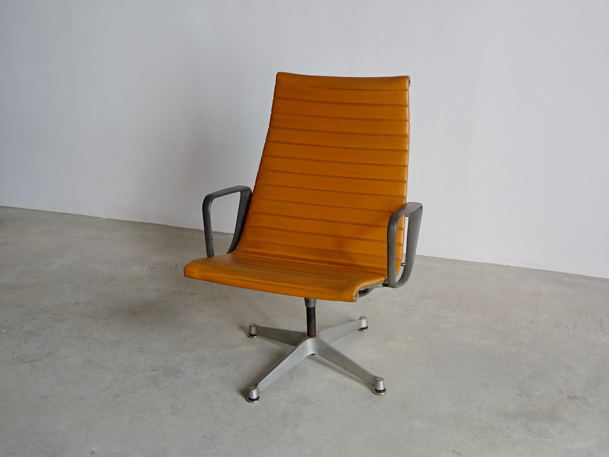 Rare early edition “EA116” designed by Charles and Ray Eames for Herman Miller in 1958. The stamp “Herman Miller Patent Pending” proves the antiquity of the piece. The aluminum structure has signs of wear and tear over the years, the upholstered