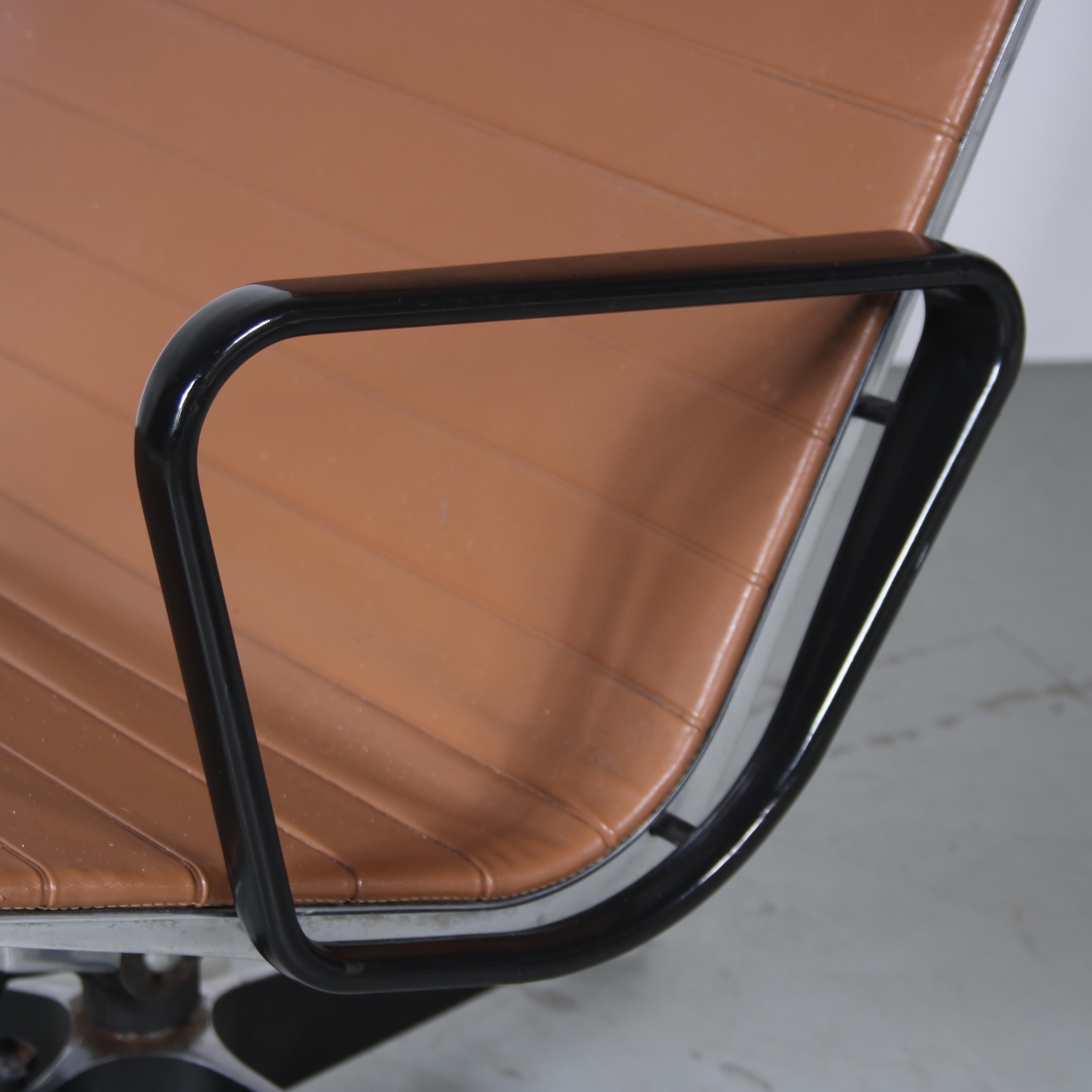 Chaise EA124 de Charles & Ray Eames pour Herman Miller, États-Unis 1960 en vente 4