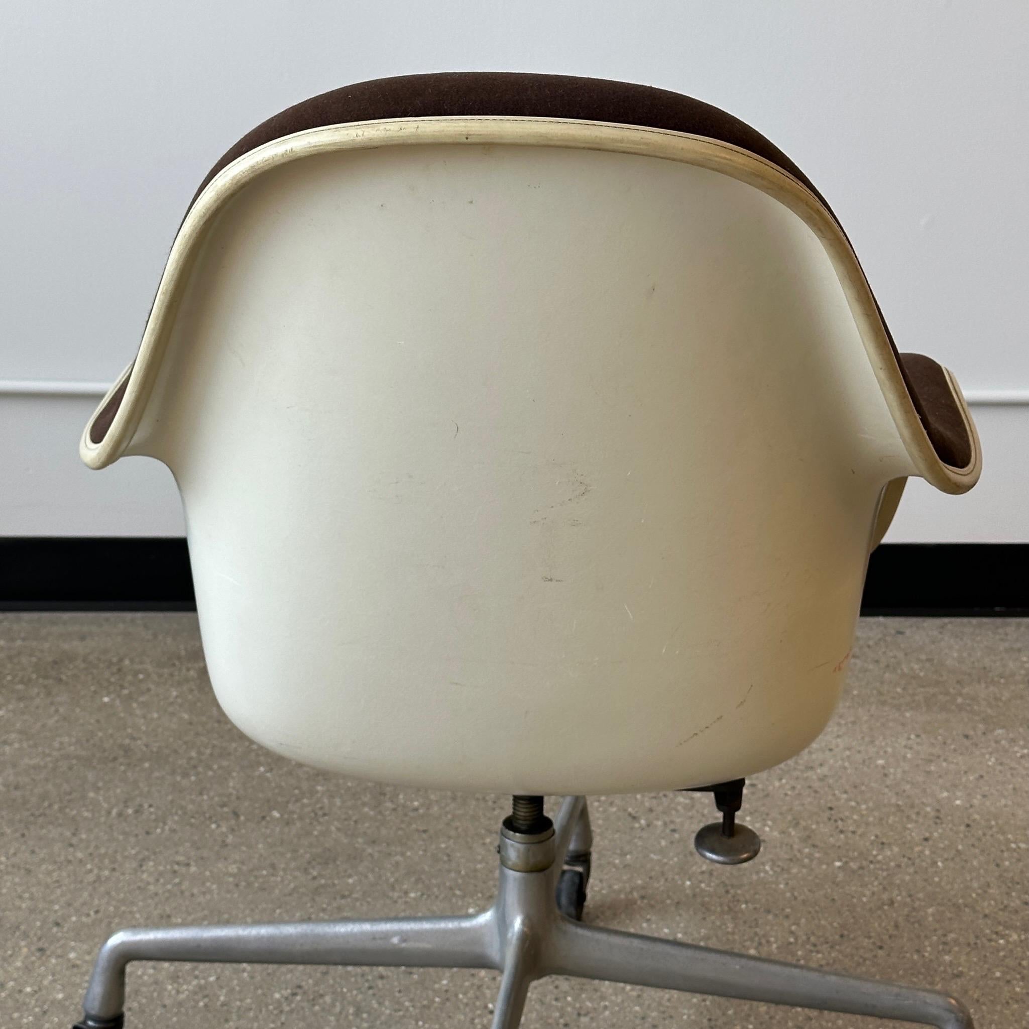 EA178 Locker gepolsterter Sessel von Charles and Ray Eames für Herman Miller (Stoff) im Angebot