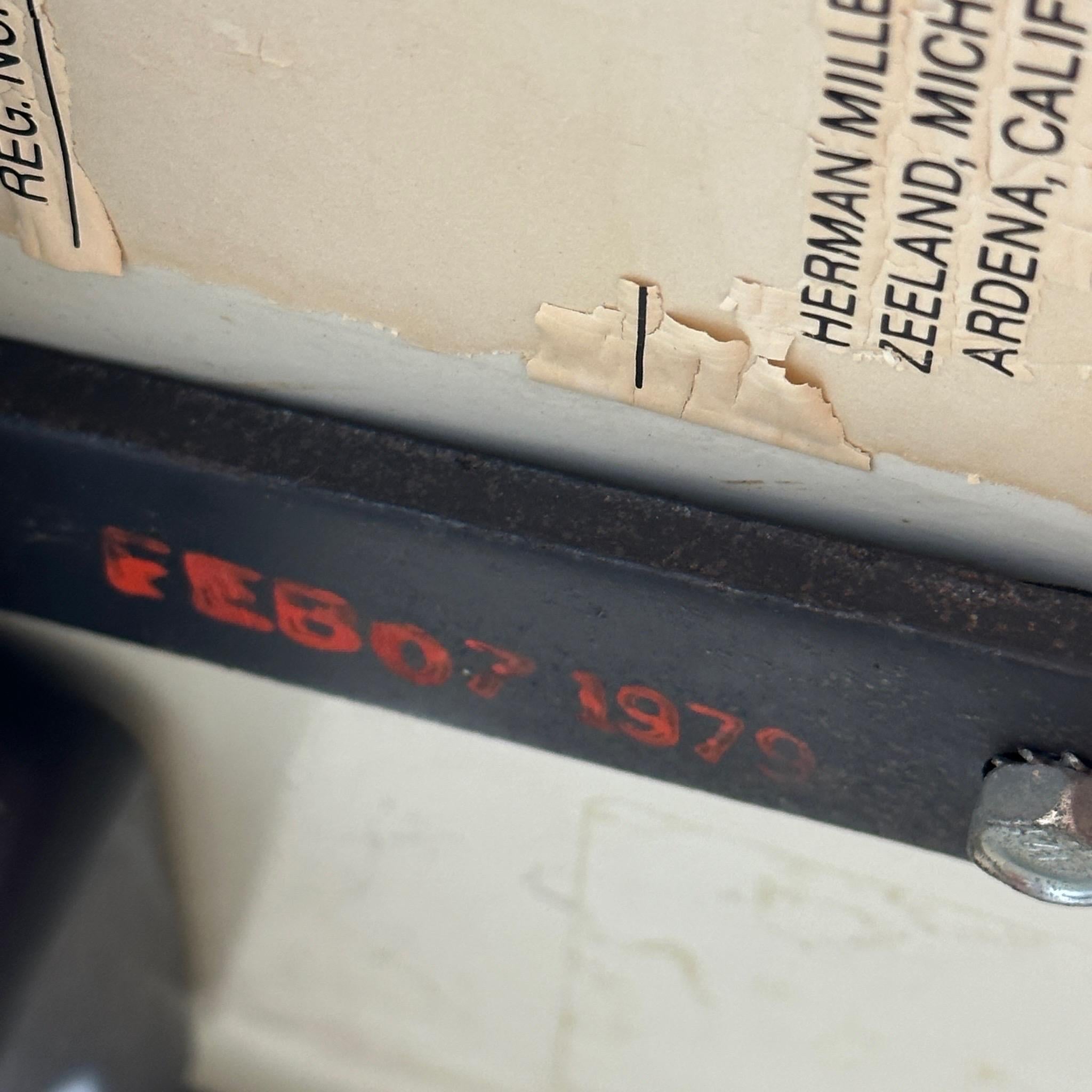 EA178 Locker gepolsterter Sessel von Charles and Ray Eames für Herman Miller im Angebot 2