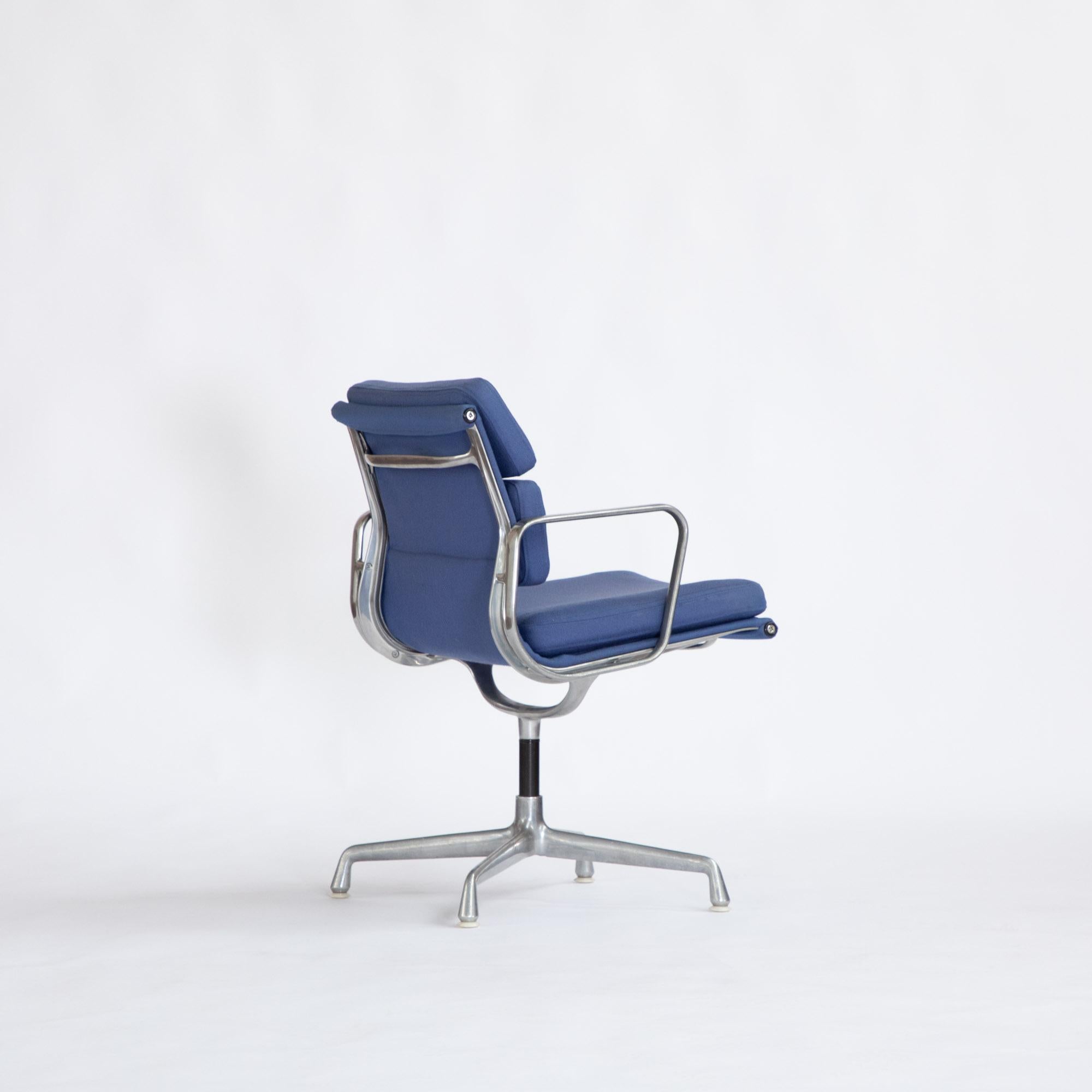 Großartiges Beispiel für den EA208, entworfen von Charles und Ray Eames im Jahr 1969.
Hergestellt von Herman Miller USA 1973-75
Feste Sitzhöhe
Drehbarer Sitz auf einem 4-Stern-Aluminiumrahmen. Einige leichte Abnutzung des Rahmens im Einklang mit dem