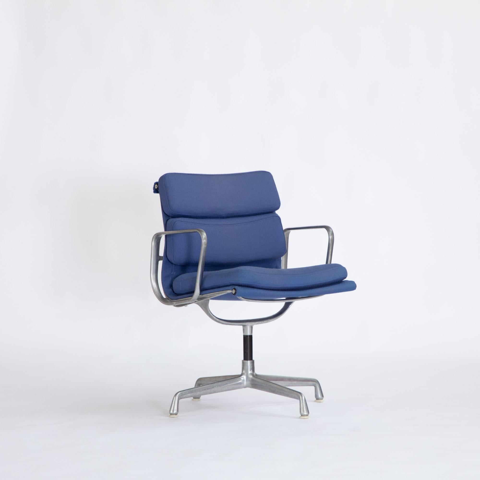 Großartiges Beispiel für den EA208, entworfen von Charles und Ray Eames im Jahr 1969.
Hergestellt von Herman Miller USA zwischen 1973-75
Feste Sitzhöhe
Drehbarer Sitz auf einem 4-Stern-Aluminiumrahmen. Einige leichte Abnutzung des Rahmens im