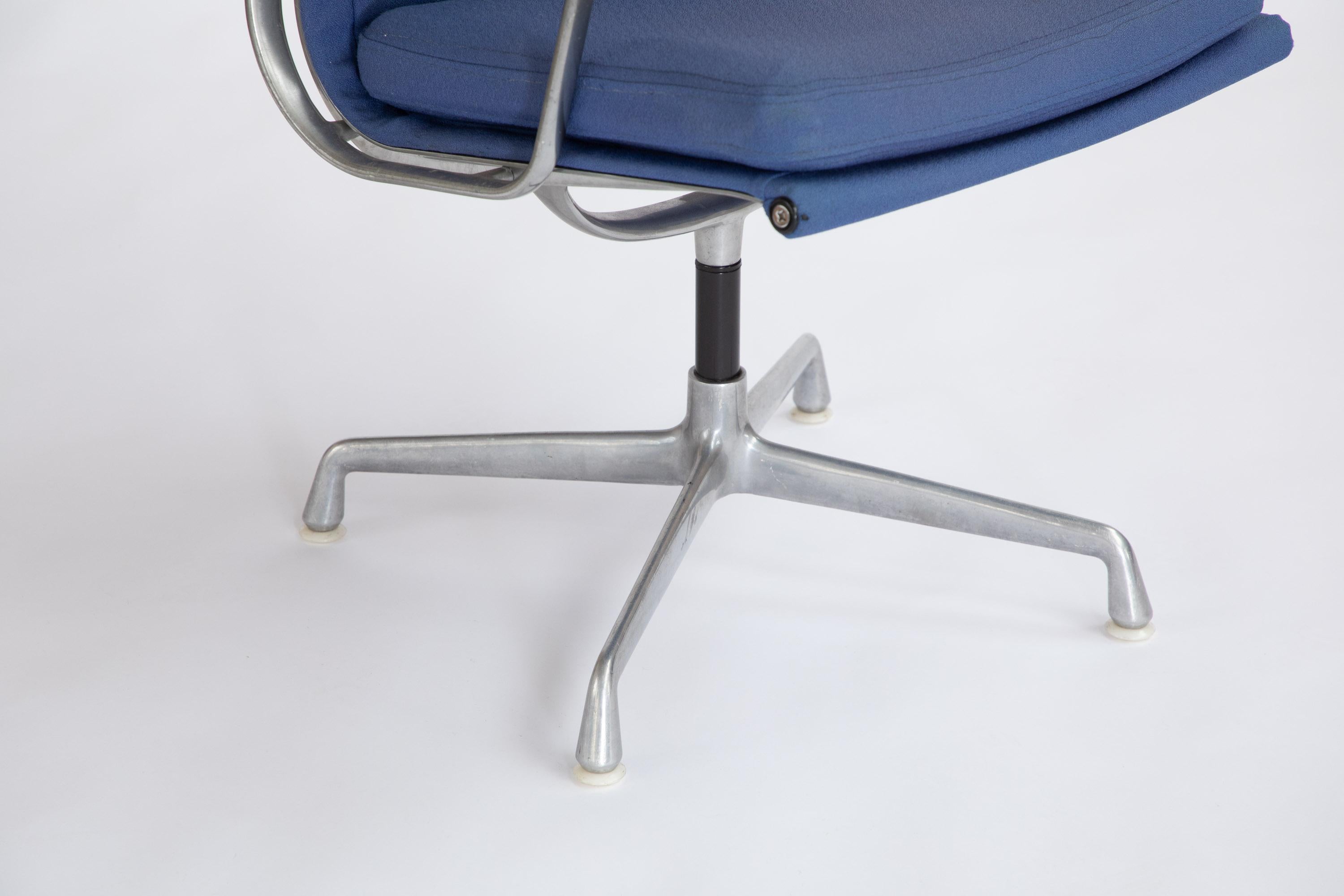 EA208 Eames, Herman Miller soft pad swivel office char In Good Condition For Sale In Leicester, GB
