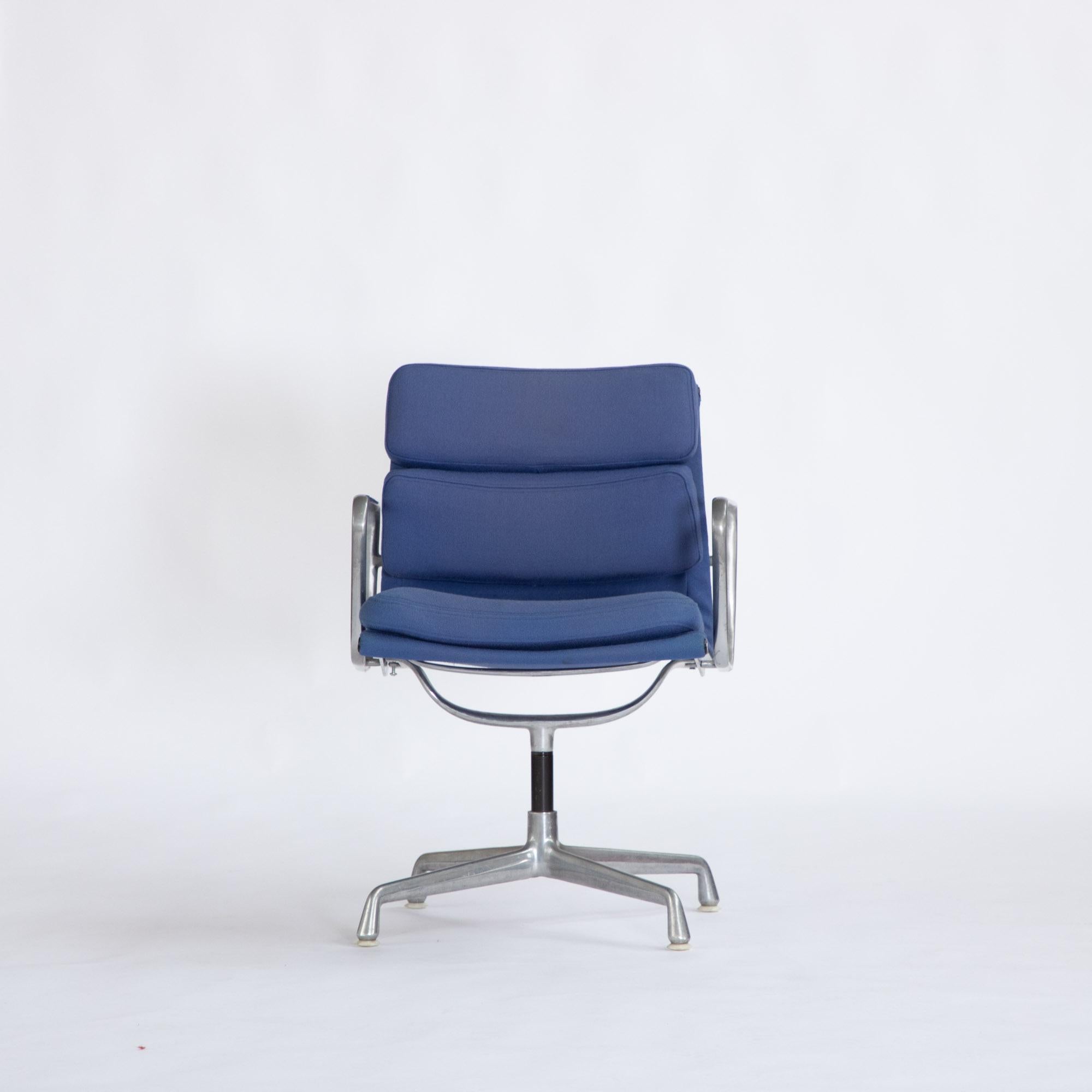 EA208 Eames, Herman Miller soft pad swivel office char im Zustand „Gut“ im Angebot in Leicester, GB