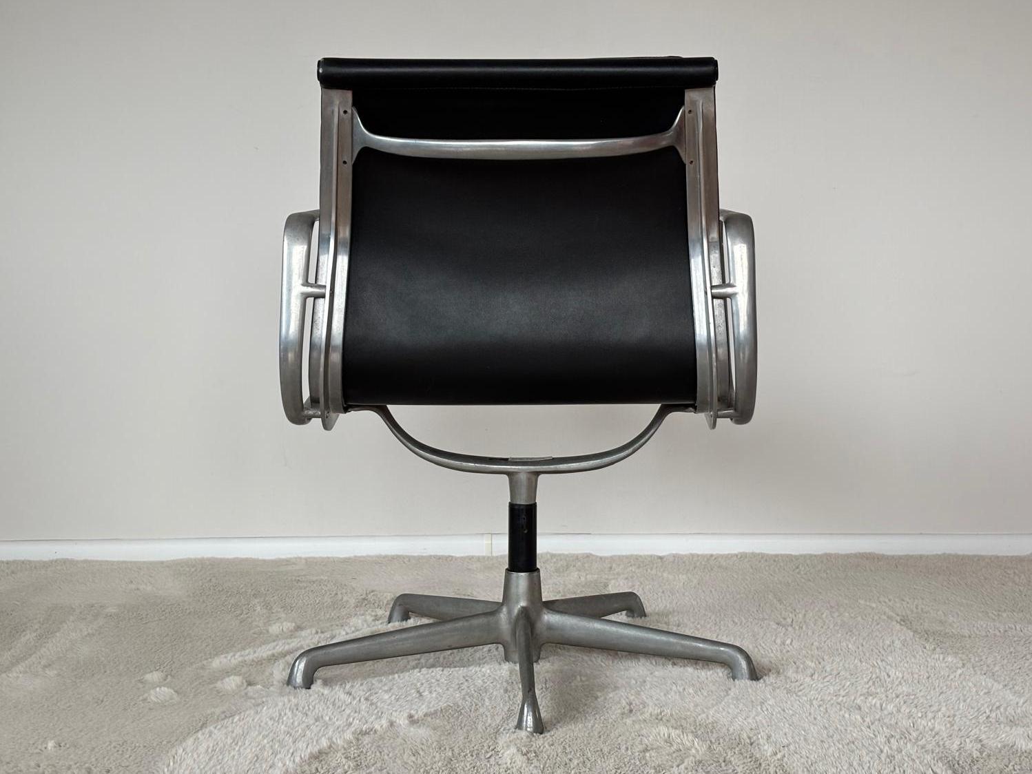 EA208 Soft Pad Chair historical ICF Edition 1973 by Charles Eames im Angebot 8