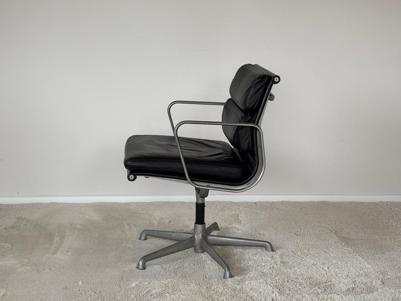 Charles Eames EA208 Soft Pad Chair manufactured by ICF S.p.A. Italy

An icon of modern design, the Eames EA208 Soft Pad Chair combines elegance, comfort, and craftsmanship.

Originally designed by Charles Eames in the late 1960s, this edition was