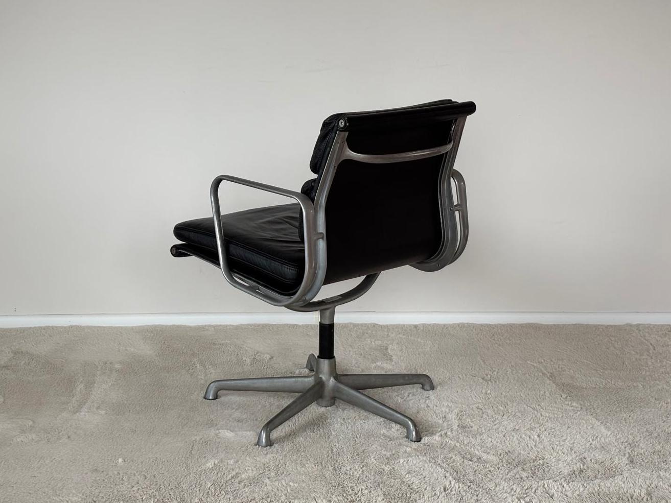 EA208 Soft Pad Chair historical ICF Edition 1973 by Charles Eames (Moderne der Mitte des Jahrhunderts) im Angebot