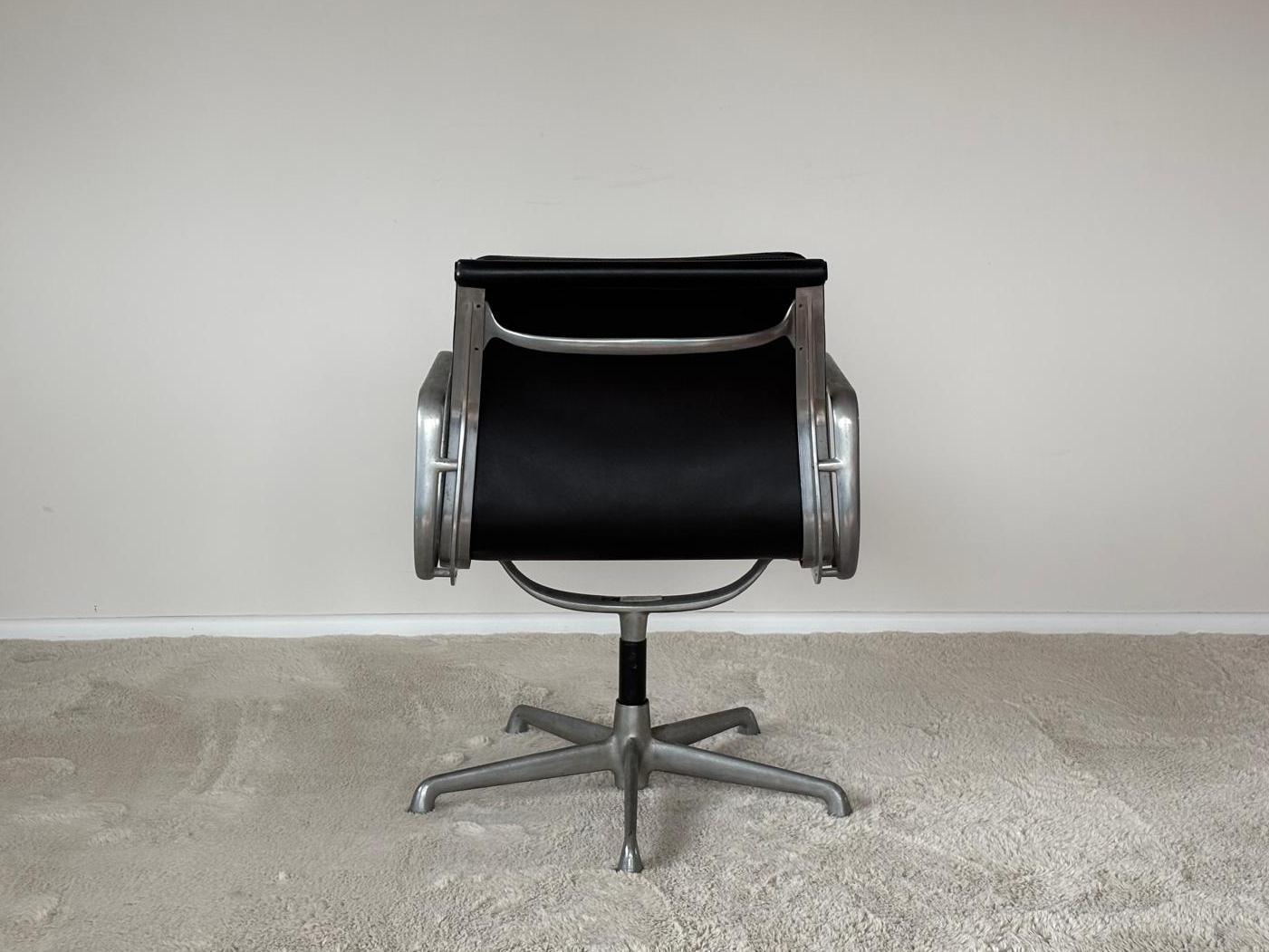 EA208 Soft Pad Chair historical ICF Edition 1973 by Charles Eames (Italienisch) im Angebot