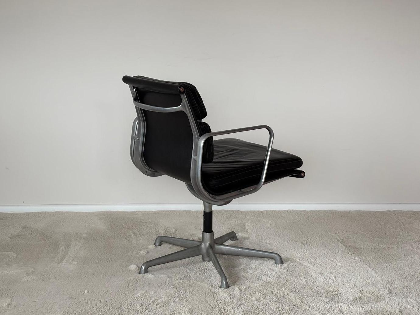 EA208 Soft Pad Chair historical ICF Edition 1973 by Charles Eames (Poliert) im Angebot