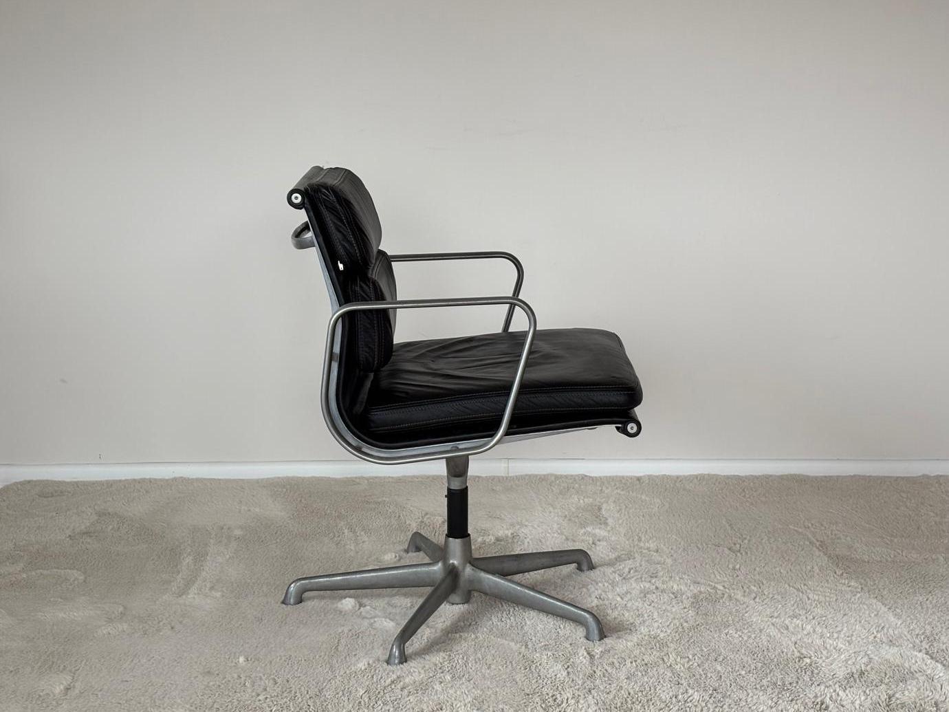 EA208 Soft Pad Chair historical ICF Edition 1973 by Charles Eames im Zustand „Gut“ im Angebot in Radomsko, Województwo łódzkie