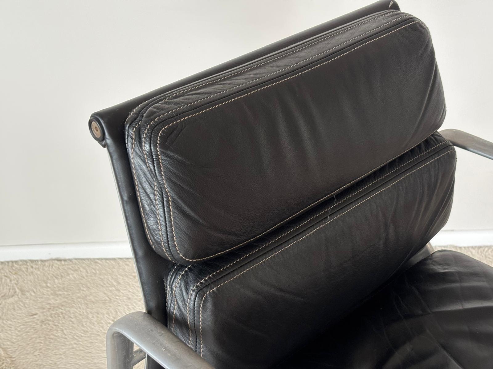 EA208 Soft Pad Chair historical ICF Edition 1973 by Charles Eames im Angebot 1