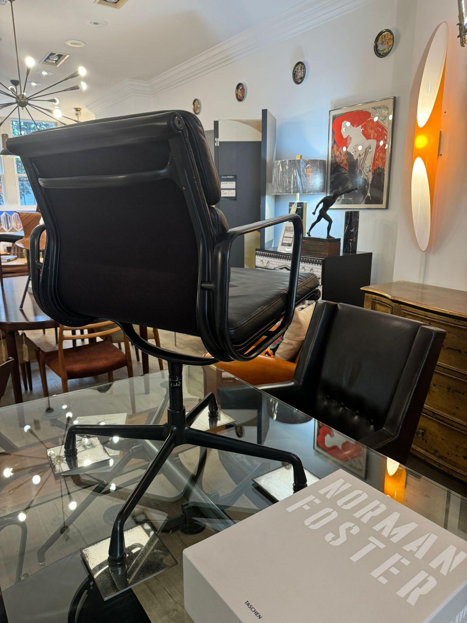 EA208 soft pad office chair by Charles & Ray Eames for Vitra, 1990s In Good Condition In London, GB