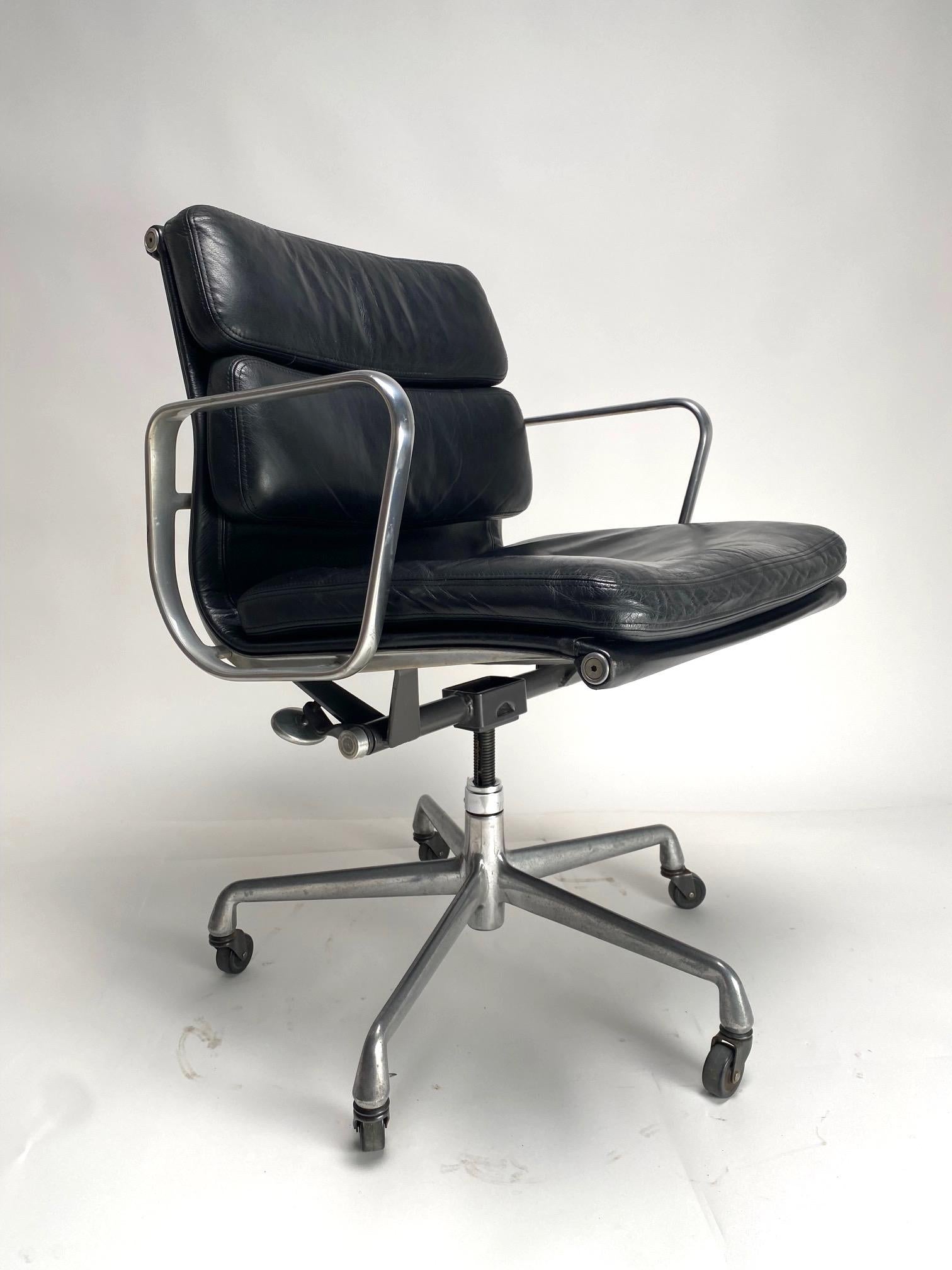 EA217 black Soft Pad Chair by Charles & Ray Eames for Herman miller, 1970s

Chaise en cuir noir avec base et roues en aluminium. Il pivote sur lui-même et est réglable en hauteur.