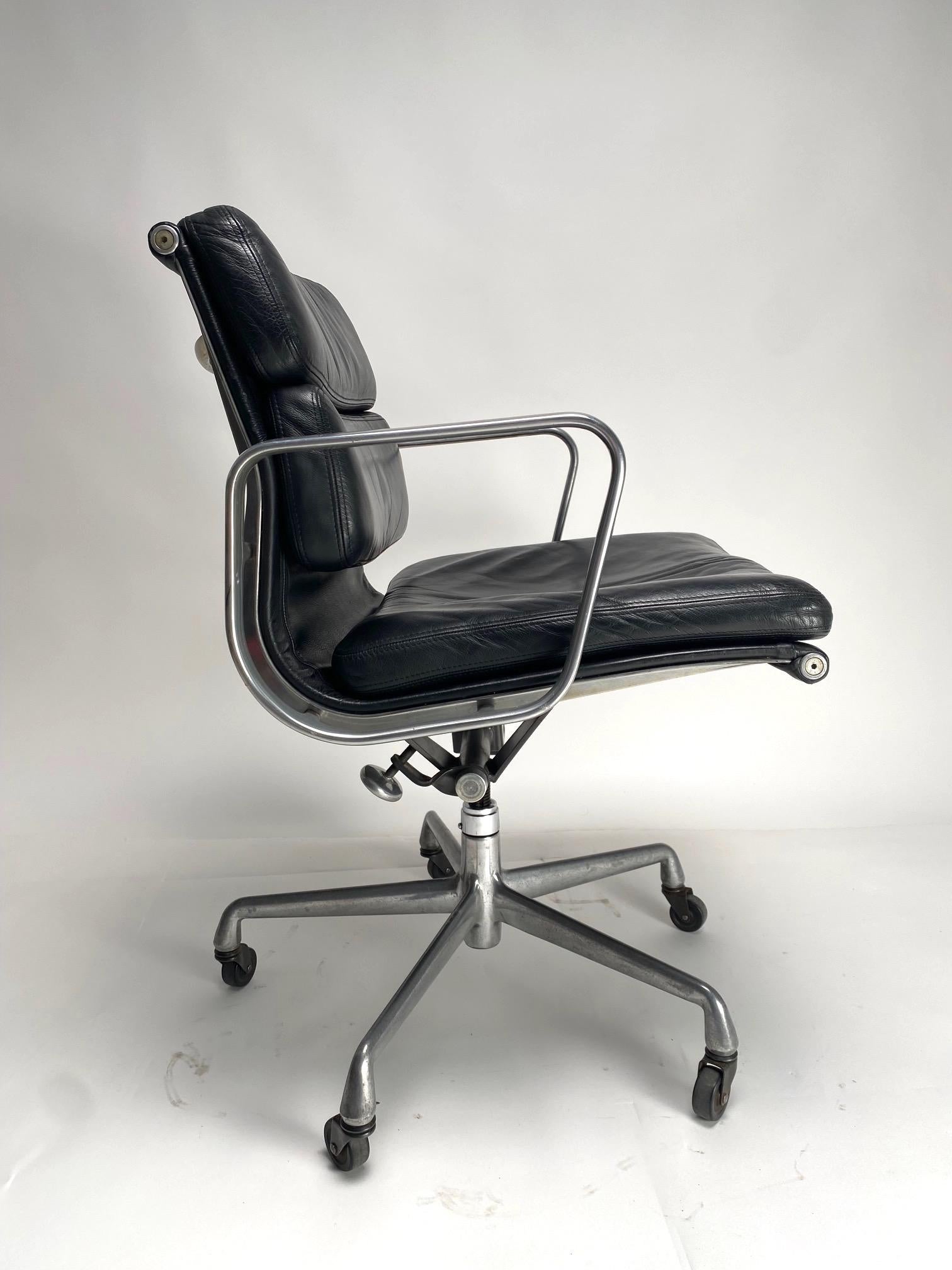 Mid-Century Modern EA217 black Soft Pad Chair by Charles & Ray Eames for Herman miller, 1970s en vente