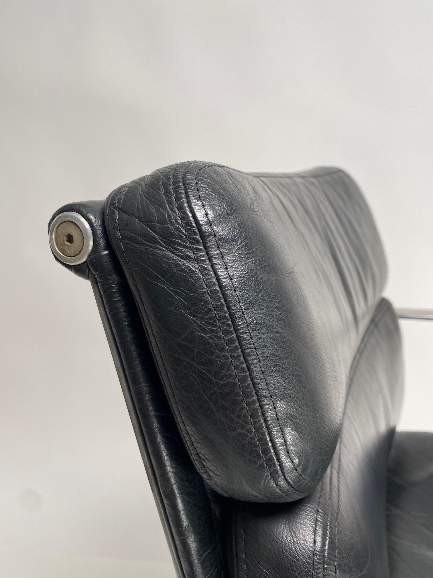 EA217 black Soft Pad Chair by Charles & Ray Eames for Herman miller, 1970s In Good Condition For Sale In Argelato, BO
