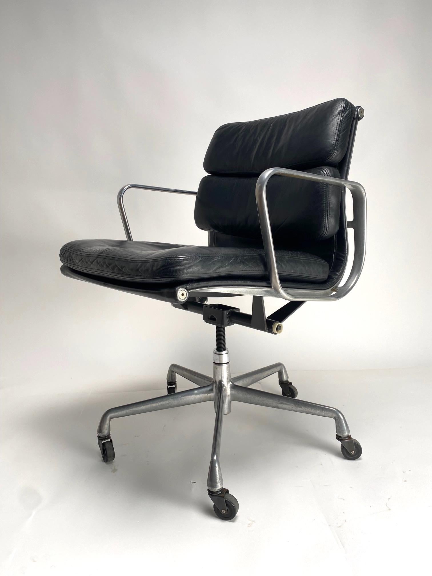 EA217 black Soft Pad Chair by Charles & Ray Eames for Herman miller, 1970s For Sale 2