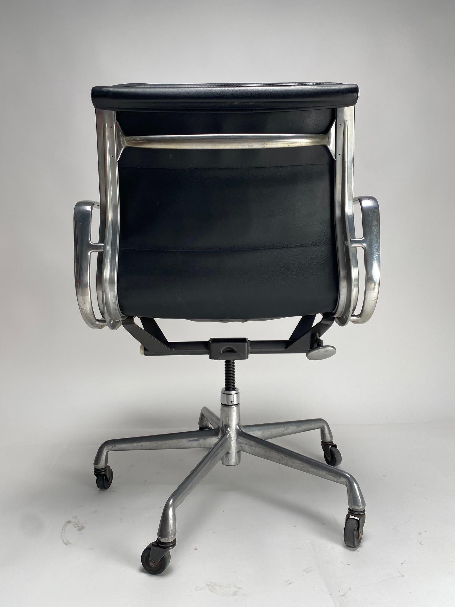 EA217 black Soft Pad Chair by Charles & Ray Eames for Herman miller, 1970s For Sale 3