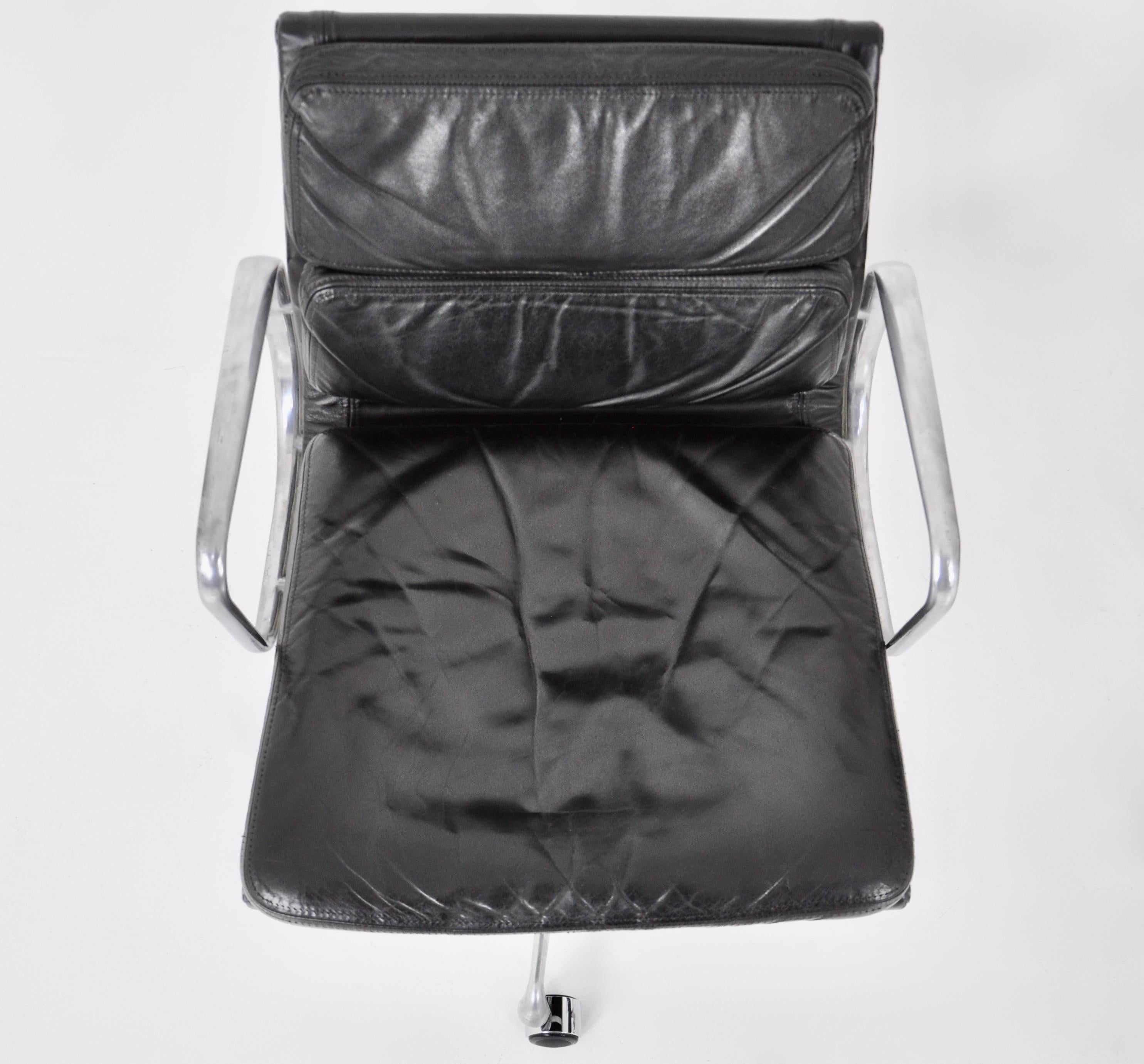 EA217 black Soft Pad Chairs by Charles & Ray Eames for Herman miller, 1970s, Set For Sale 4