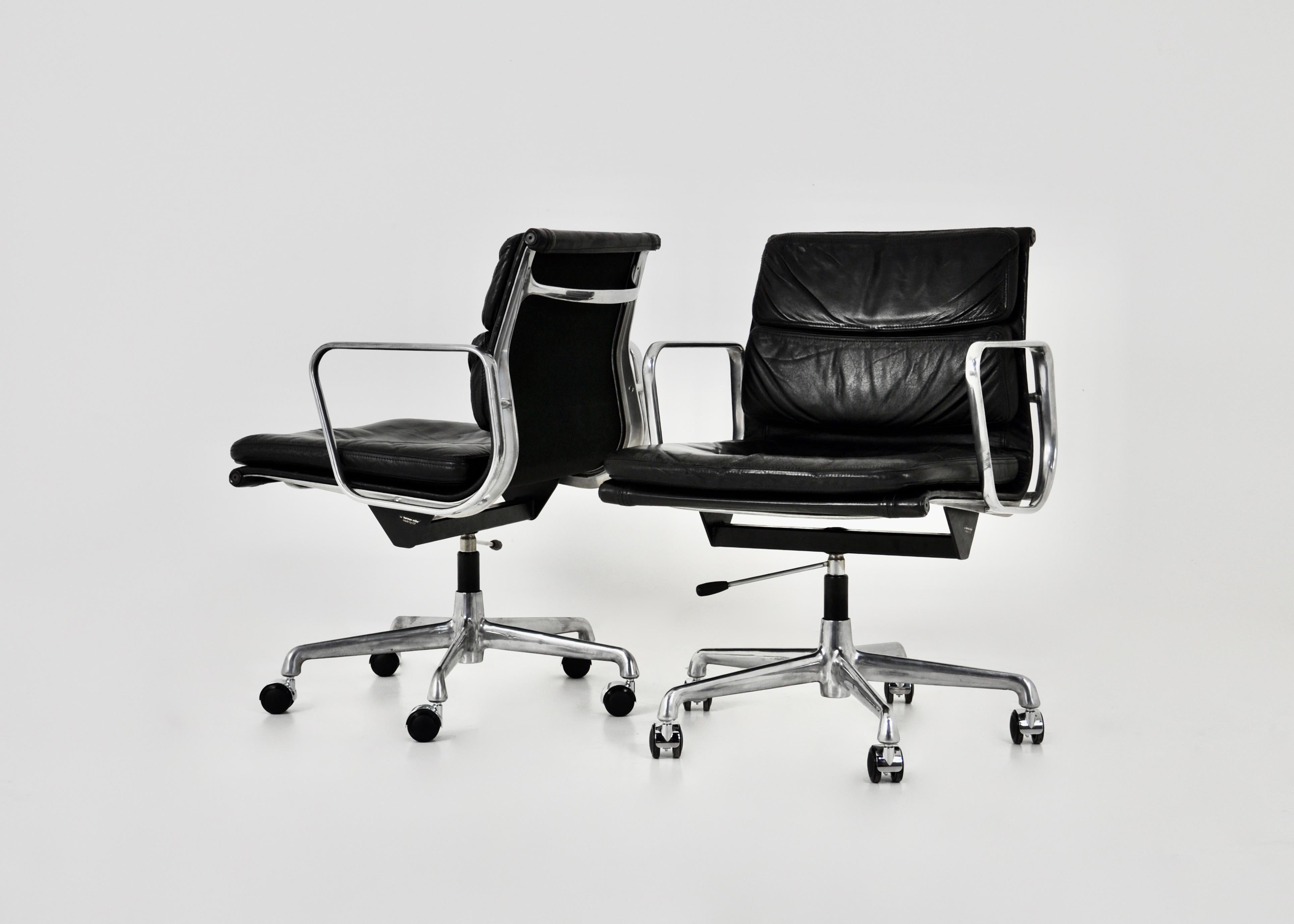 Black leather chair with aluminium base and wheels. Swivels on itself and is height-adjustable. Minimum seat height 47 cm, maximum seat height 54 cm. Maximum total height of the chair: 87 cm. Stamped Herman Miller. Wear due to age and age of the