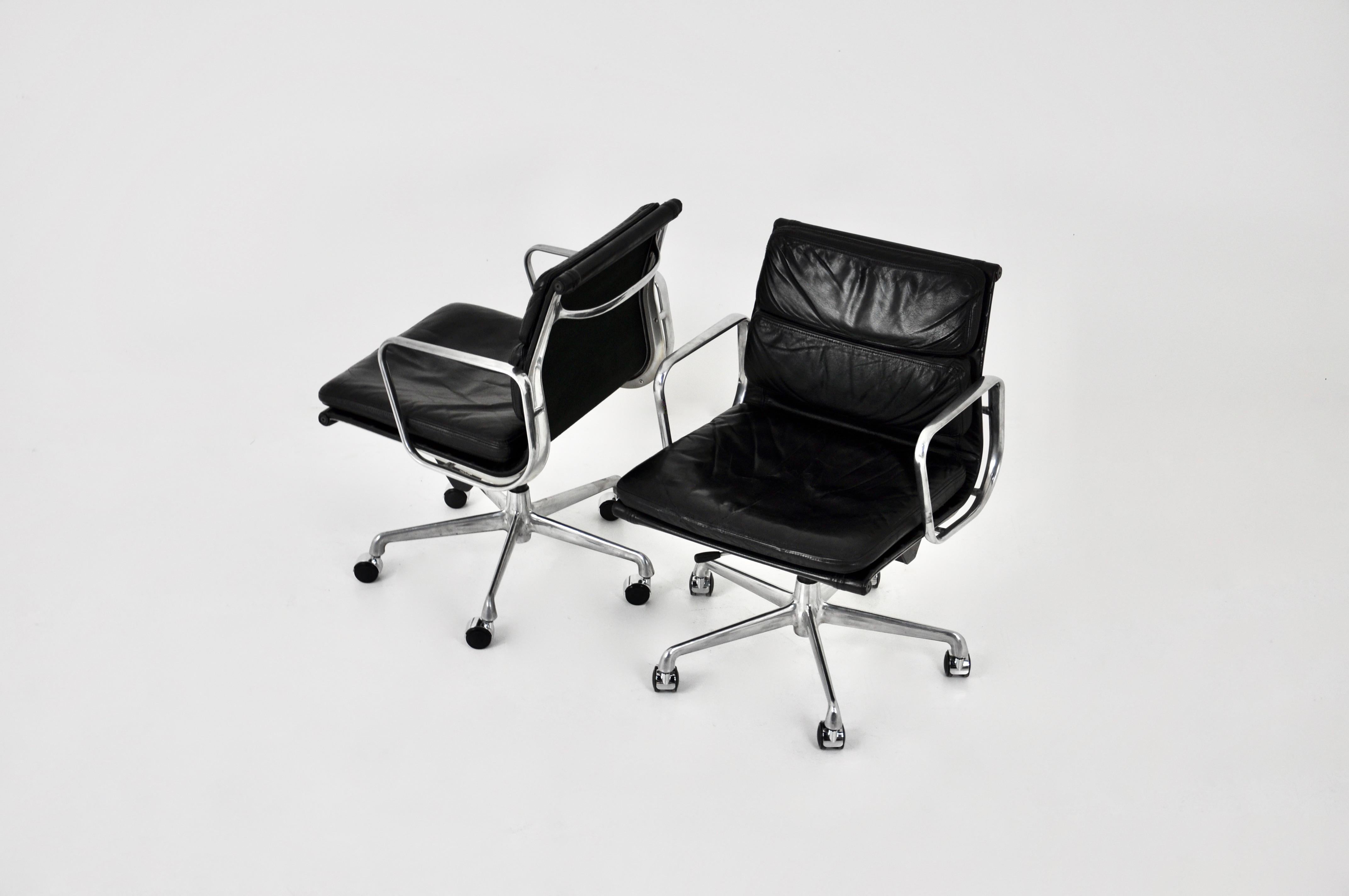 Mid-Century Modern EA217 black Soft Pad Chairs by Charles & Ray Eames for Herman miller, 1970s, Set For Sale