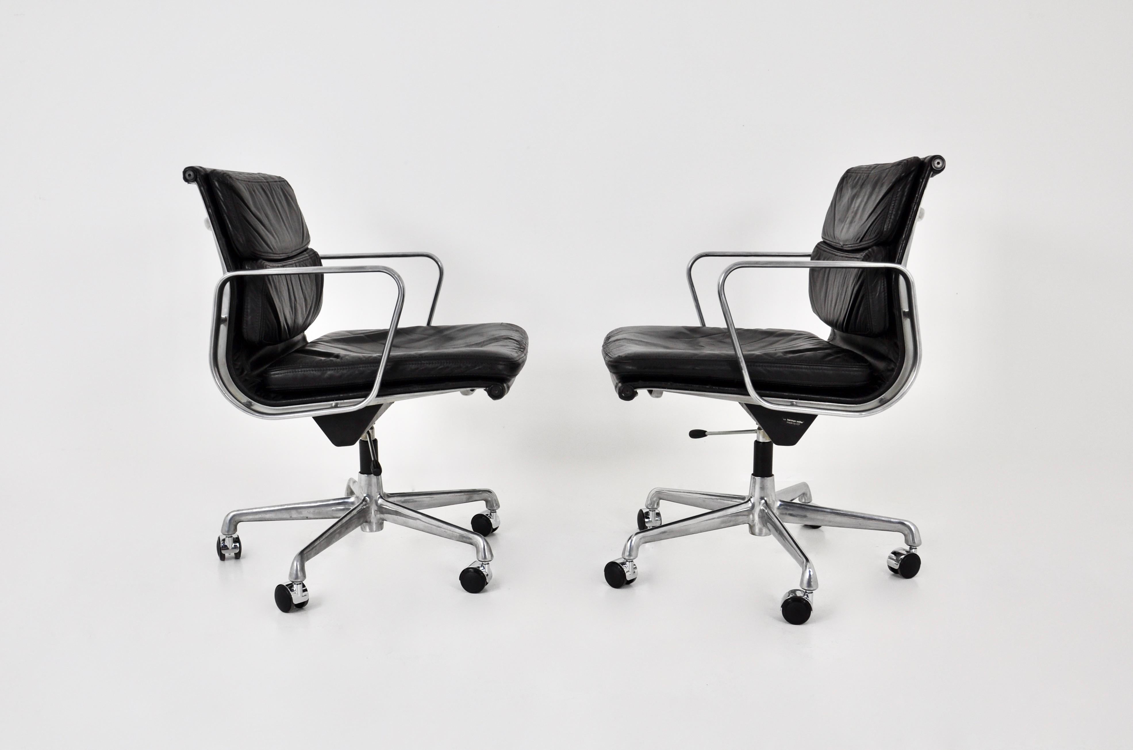 Aluminum EA217 black Soft Pad Chairs by Charles & Ray Eames for Herman miller, 1970s, Set For Sale