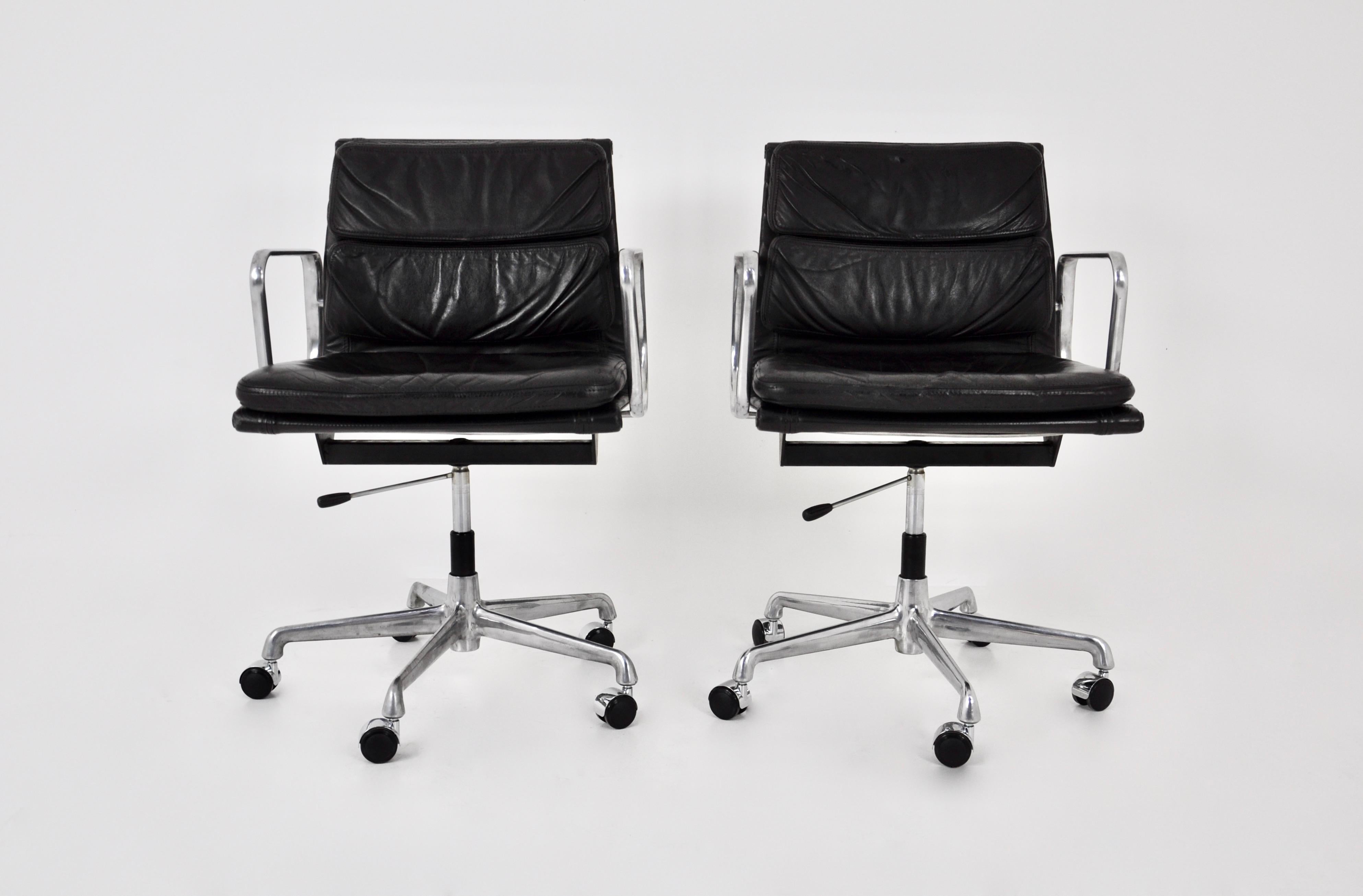 EA217 black Soft Pad Chairs by Charles & Ray Eames for Herman miller, 1970s, Set For Sale 2