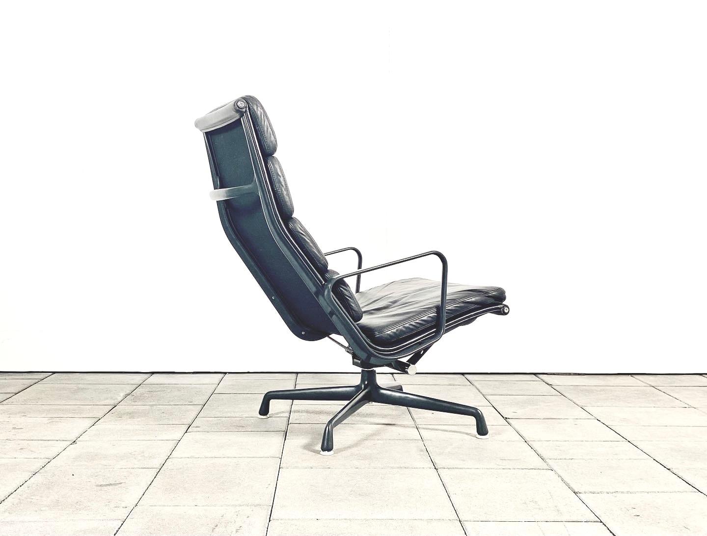 Comfortable Herman Miller / Vitra EA222 softpad aluminium group lounge chair.

Manufactured ca. in 1978. Upholstery in black leather, alumium parts in coated aluminium, equipped with shivel & tilt function. The leather has gathered a beautiful