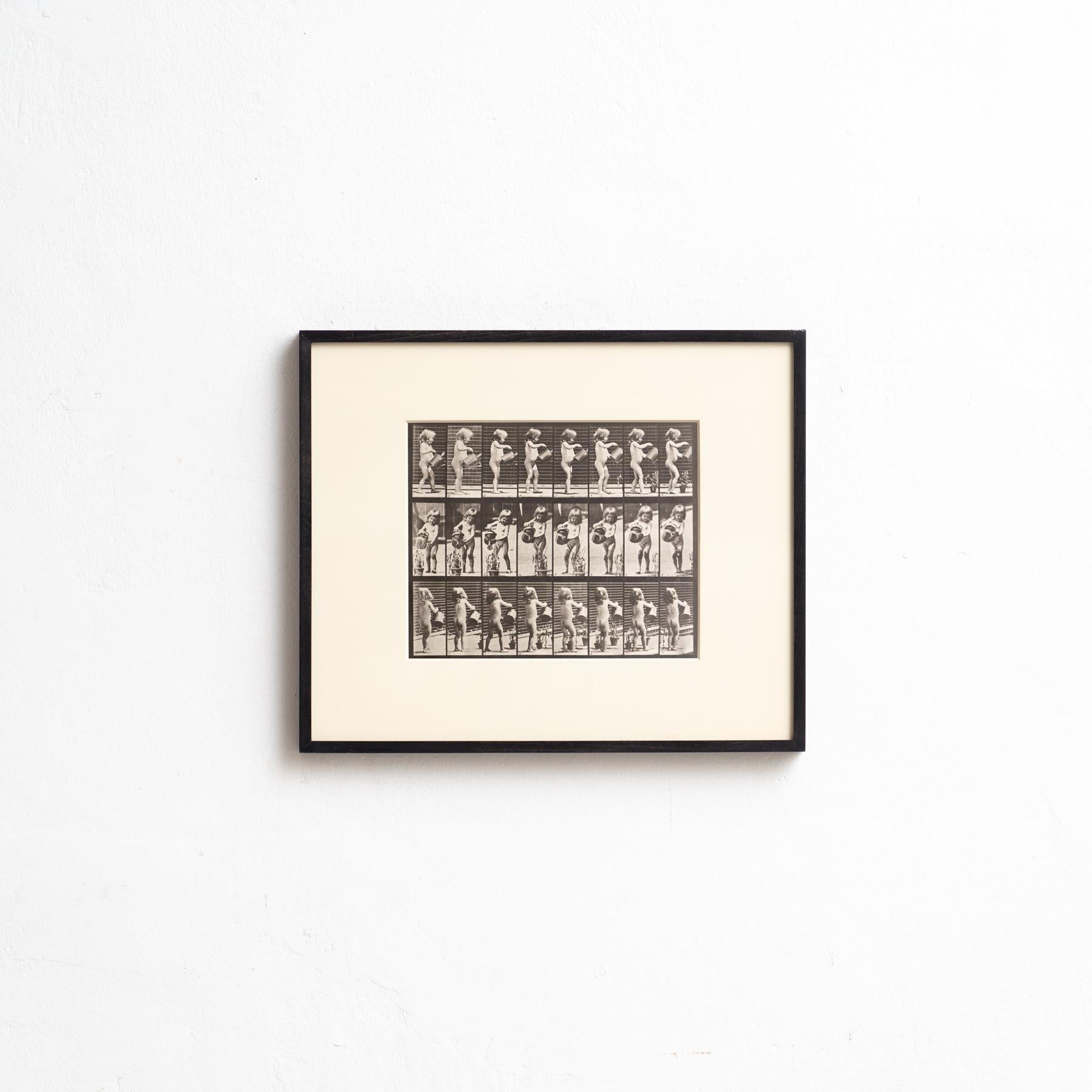 Esplora il lavoro pionieristico di Eadweard Muybridge con questa fotografia in bianco e nero incorniciata, che immortala il suo iconico studio di un bambino in movimento. Questa fotografia, stampata in eliografia, fa parte di un'edizione limitata di