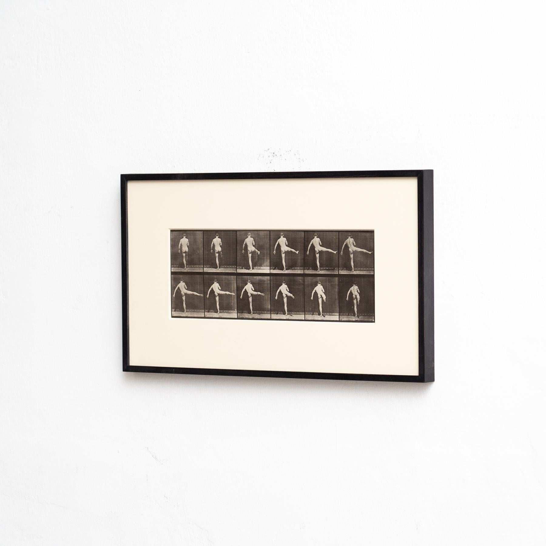 Eadweard Muybridge Gerahmte Schwarz-Weiß-Fotografie - Mann in Bewegung Studie (Moderne der Mitte des Jahrhunderts) im Angebot