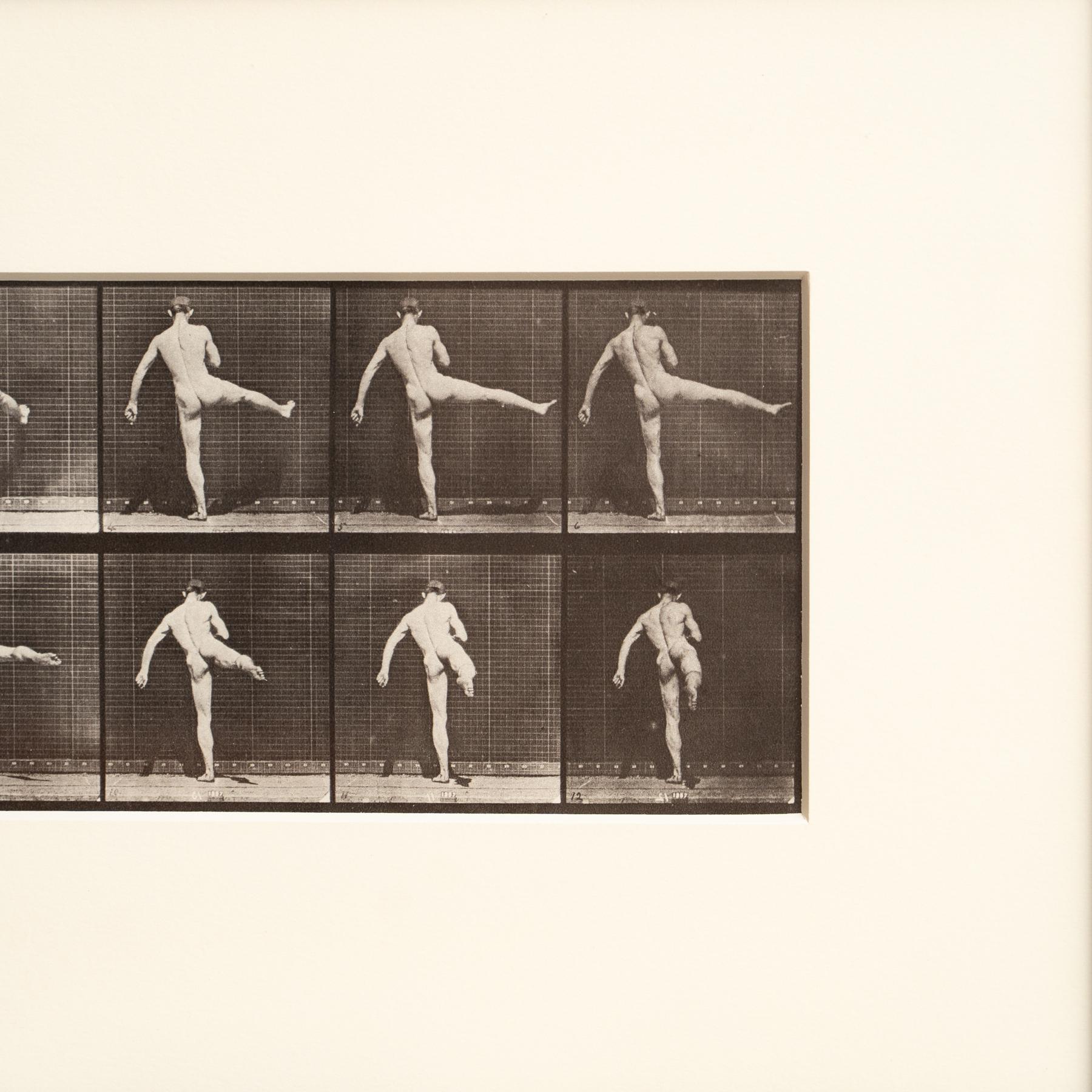 Eadweard Muybridge Gerahmte Schwarz-Weiß-Fotografie - Mann in Bewegung Studie (Ende des 20. Jahrhunderts) im Angebot