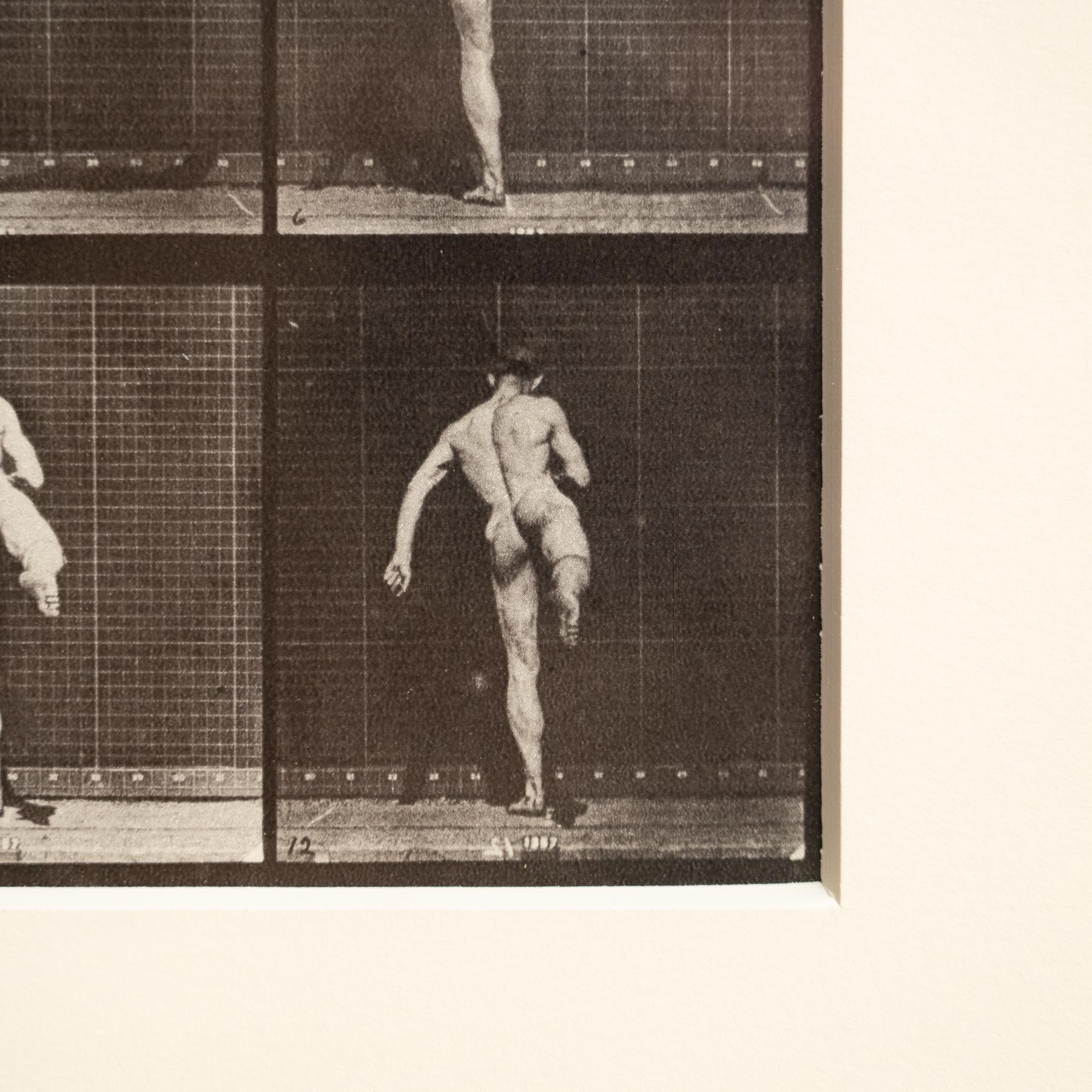 Eadweard Muybridge Gerahmte Schwarz-Weiß-Fotografie - Mann in Bewegung Studie (Papier) im Angebot