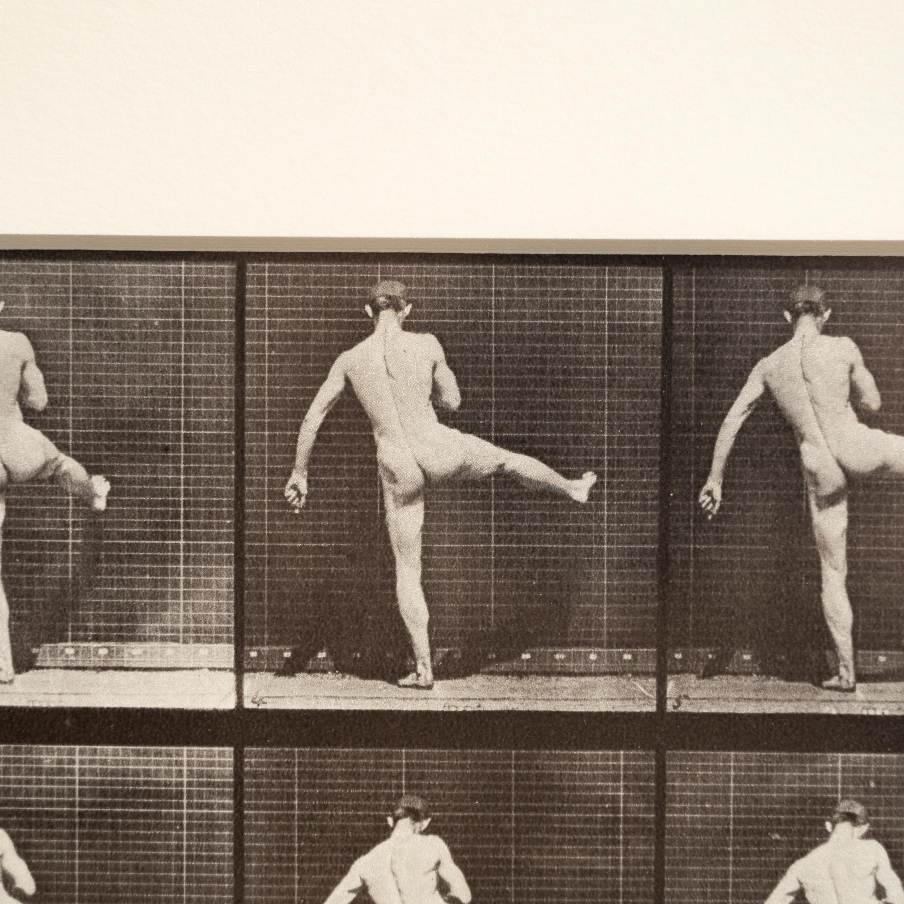 Eadweard Muybridge Gerahmte Schwarz-Weiß-Fotografie - Mann in Bewegung Studie im Angebot 1