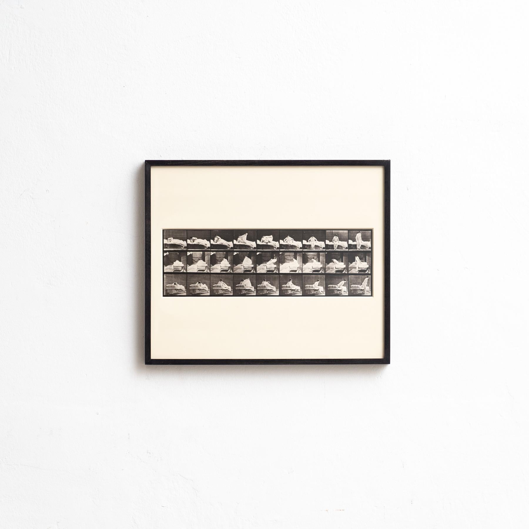 Entdecken Sie das bahnbrechende Werk von Eadweard Muybridge mit diesem gerahmten Schwarz-Weiß-Foto, das seine ikonische Studie einer Frau in Bewegung zeigt. Diese im Heliogravüreverfahren gedruckte Fotografie ist Teil einer auf 1000 Exemplare