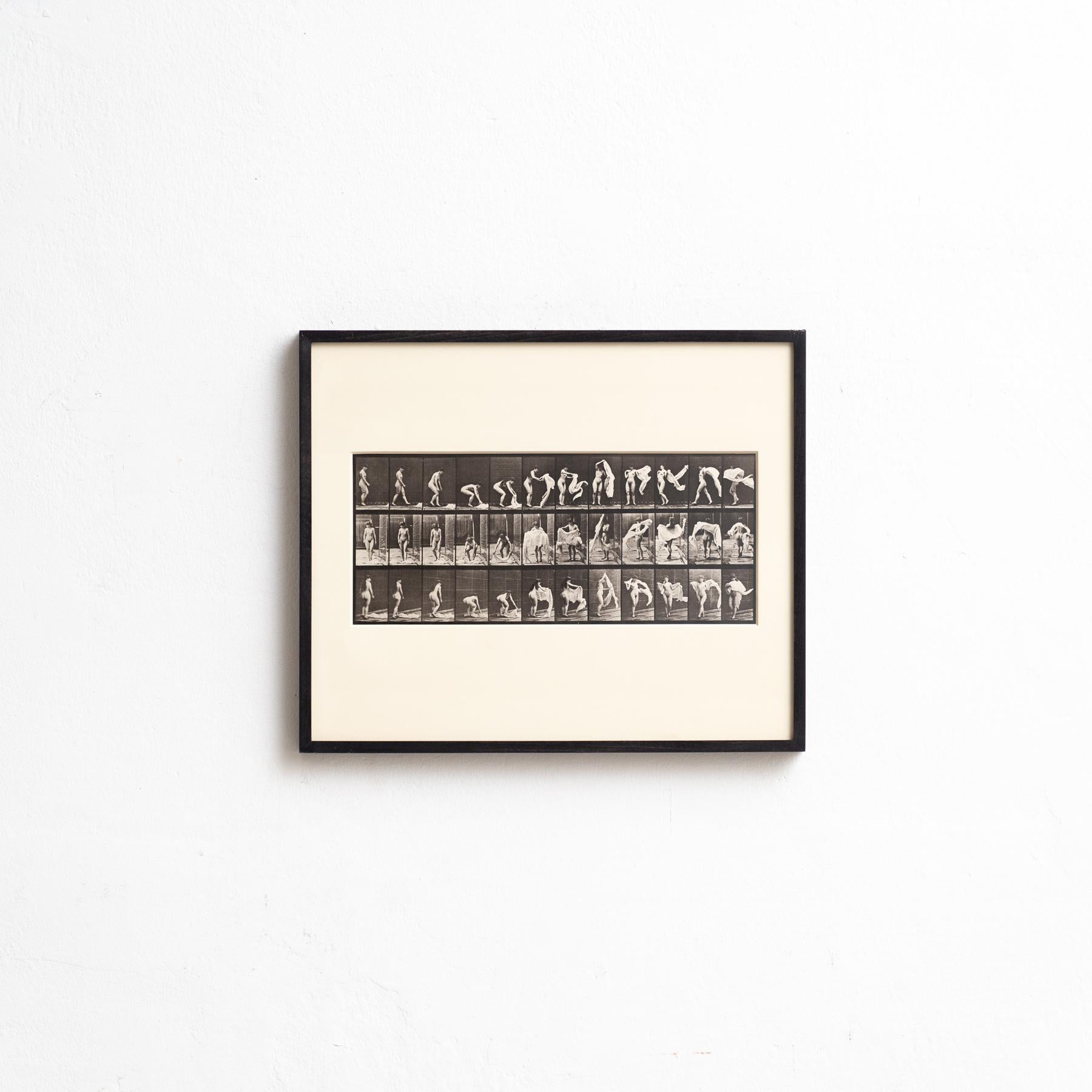 Esplora il lavoro pionieristico di Eadweard Muybridge con questa fotografia in bianco e nero incorniciata, che immortala il suo iconico studio di una donna in movimento. Questa fotografia, stampata in eliografia, fa parte di un'edizione limitata di